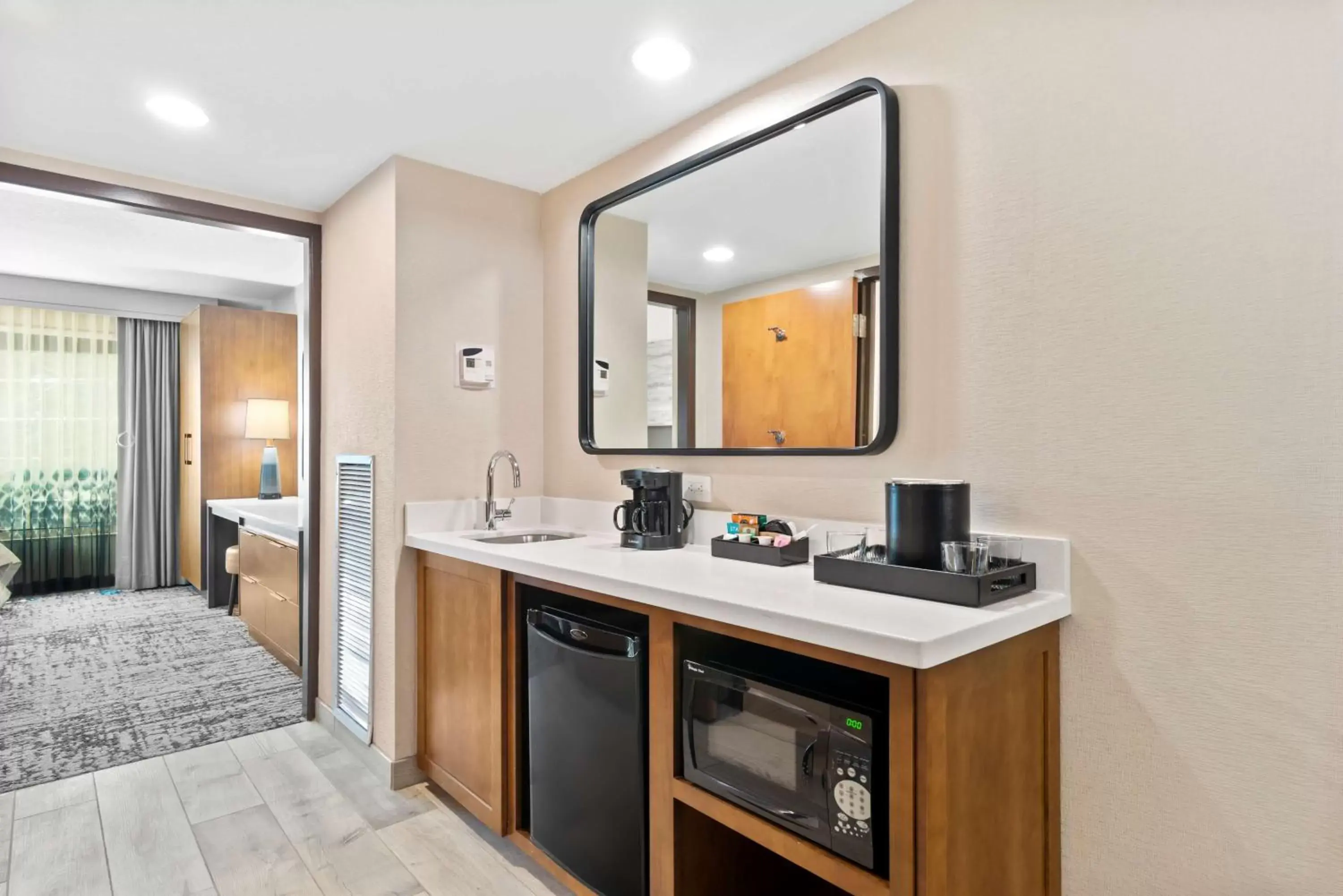 Photo of the whole room, Kitchen/Kitchenette in Embassy Suites by Hilton Anaheim South