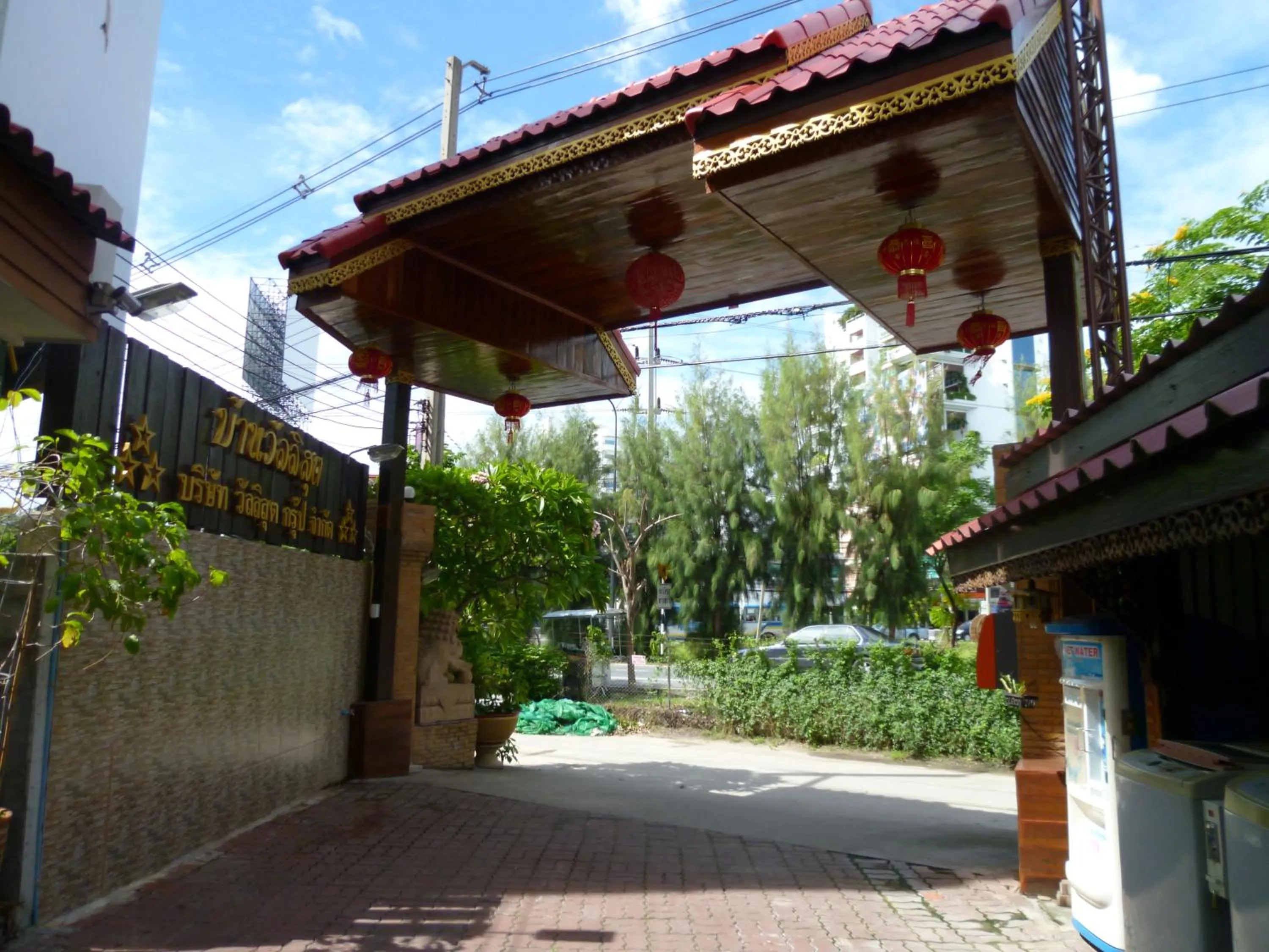 Property building in Vanlisut Hotel Ngamwongwan