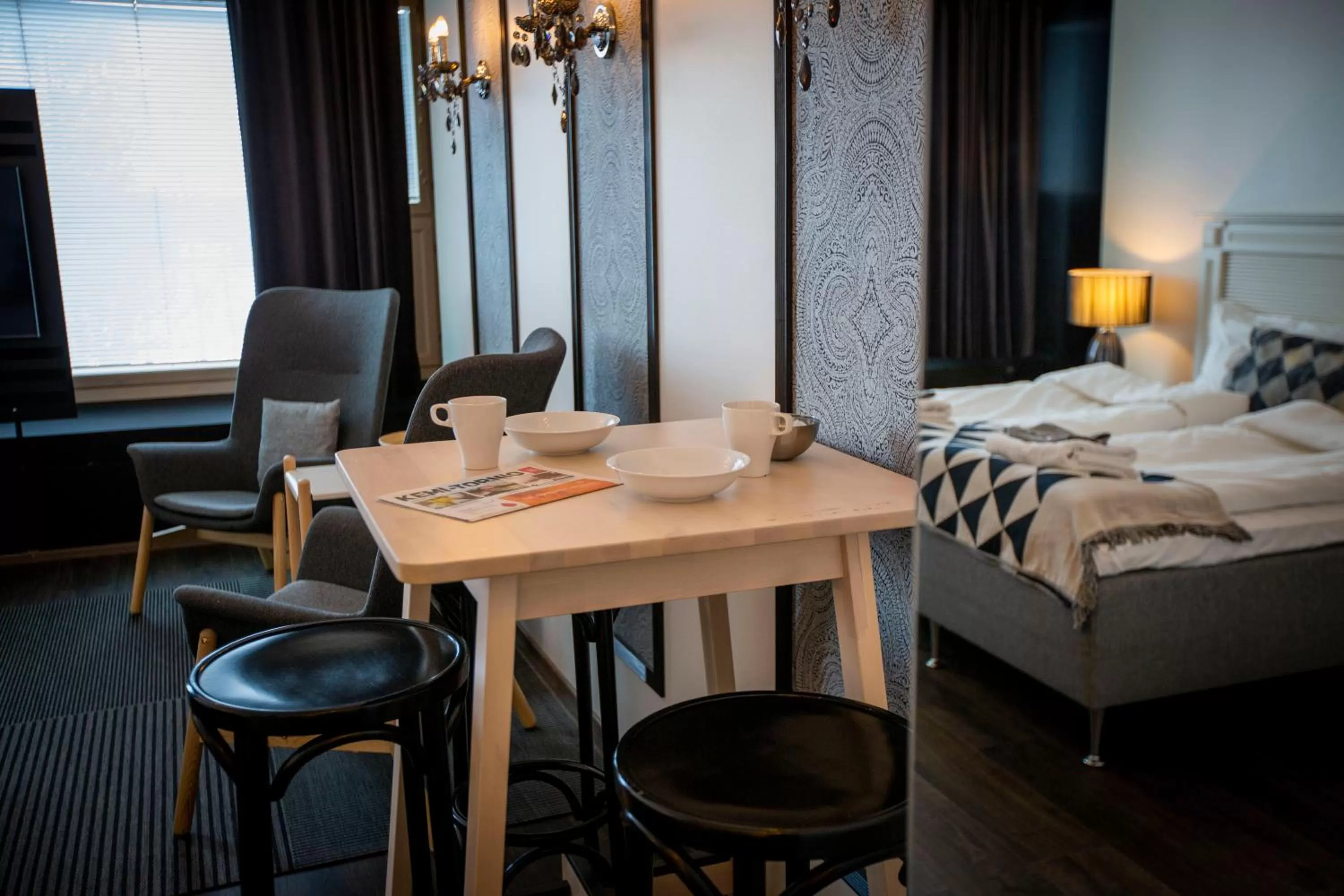 Seating area, Bed in Hotelli Olof