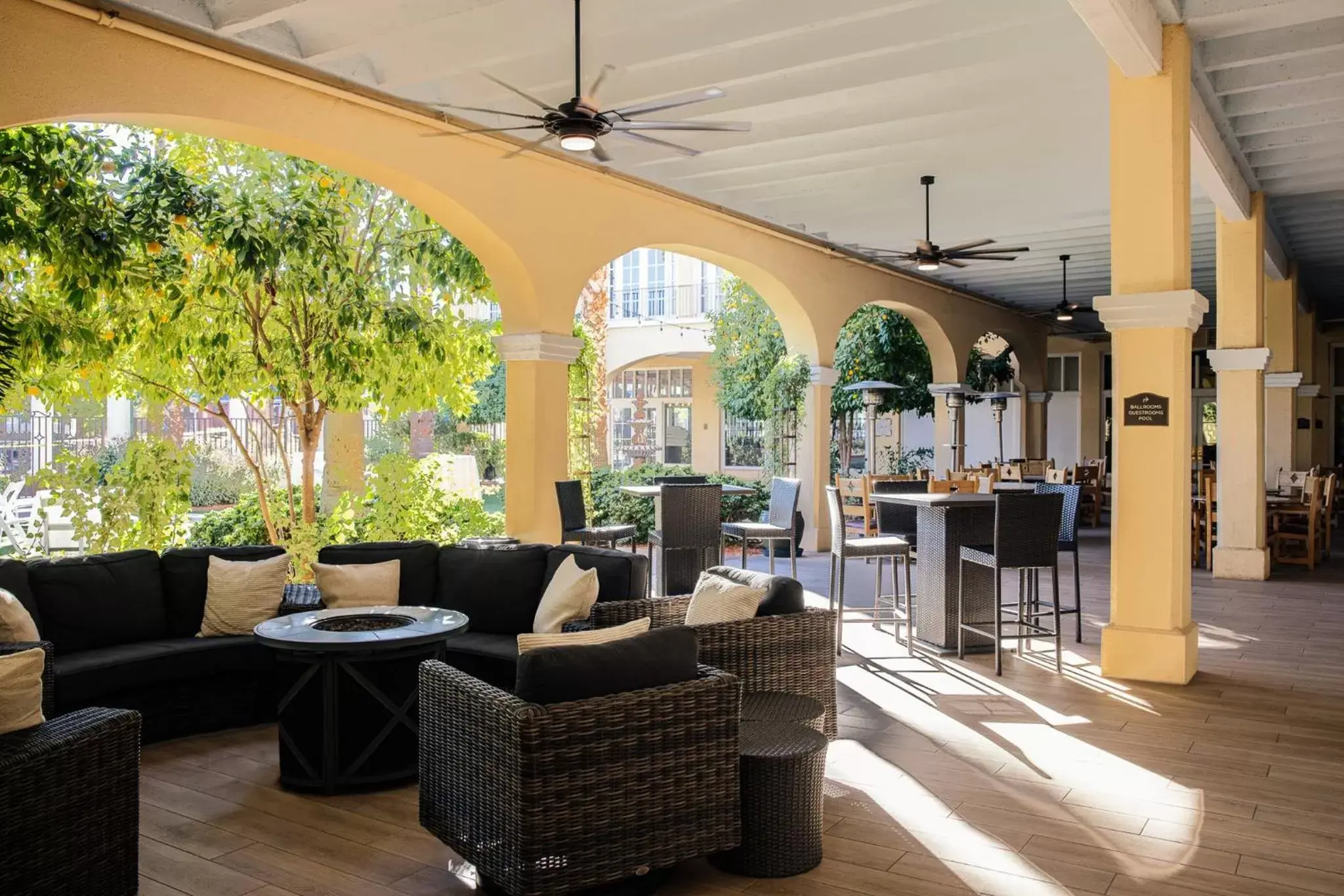 Lounge or bar in Crowne Plaza Phoenix - Chandler Golf Resort, an IHG Hotel