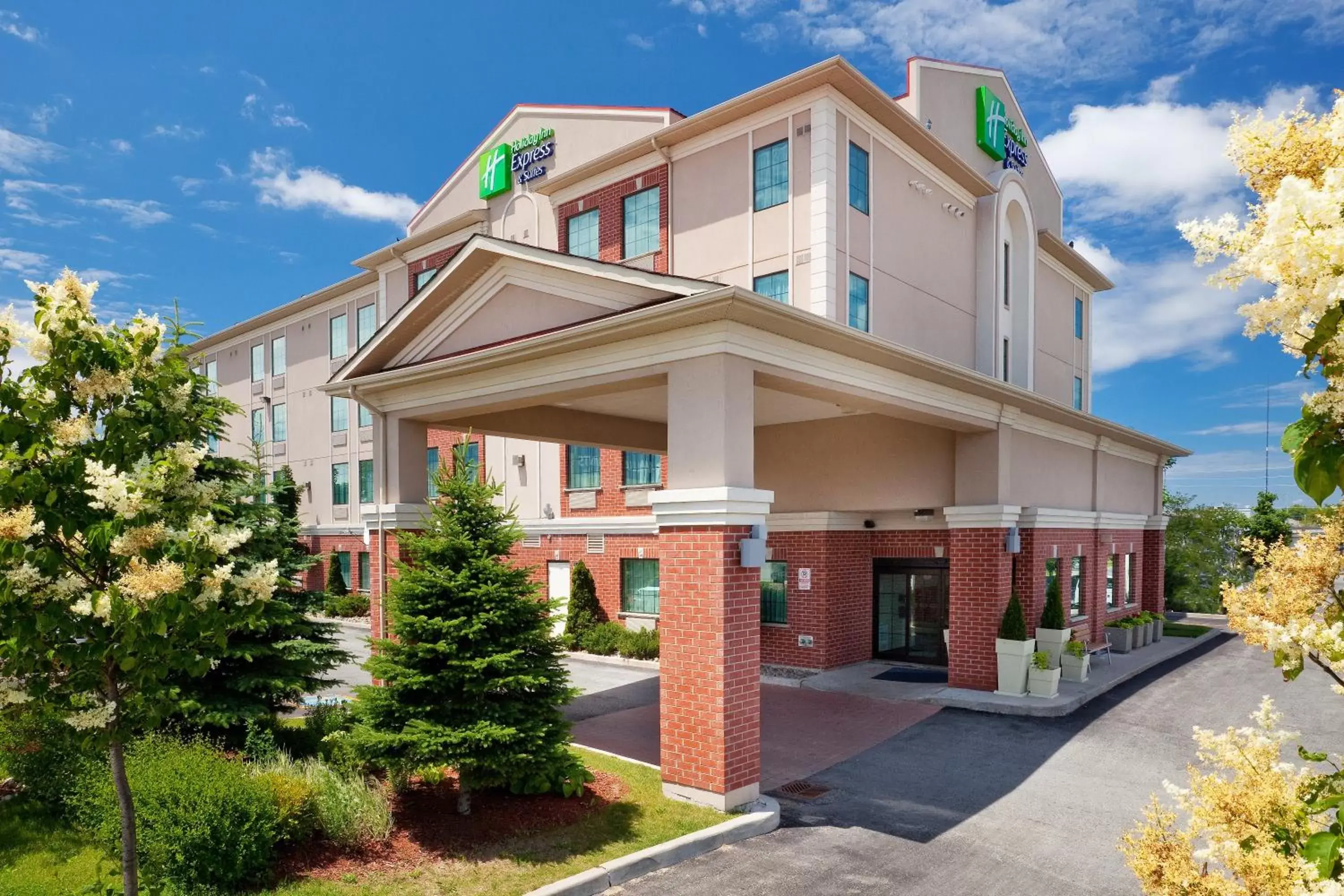 Property building in Holiday Inn Express Hotel & Suites Barrie by IHG Property building in Holiday Inn Express Hotel & Suites Barrie by IHG