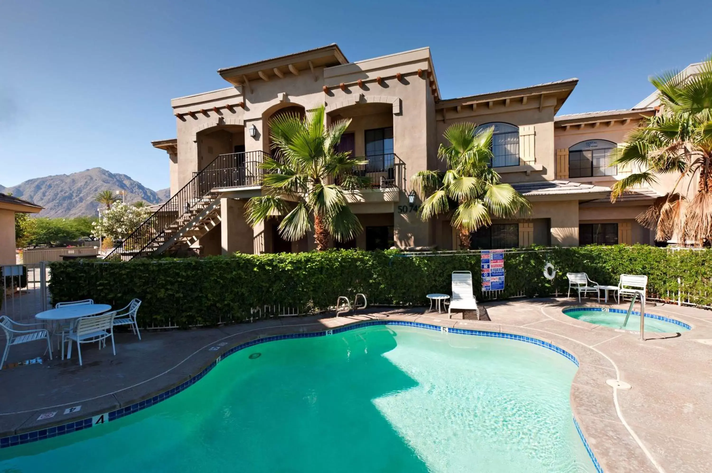 Bed, Property Building in Embassy Suites La Quinta Hotel & Spa