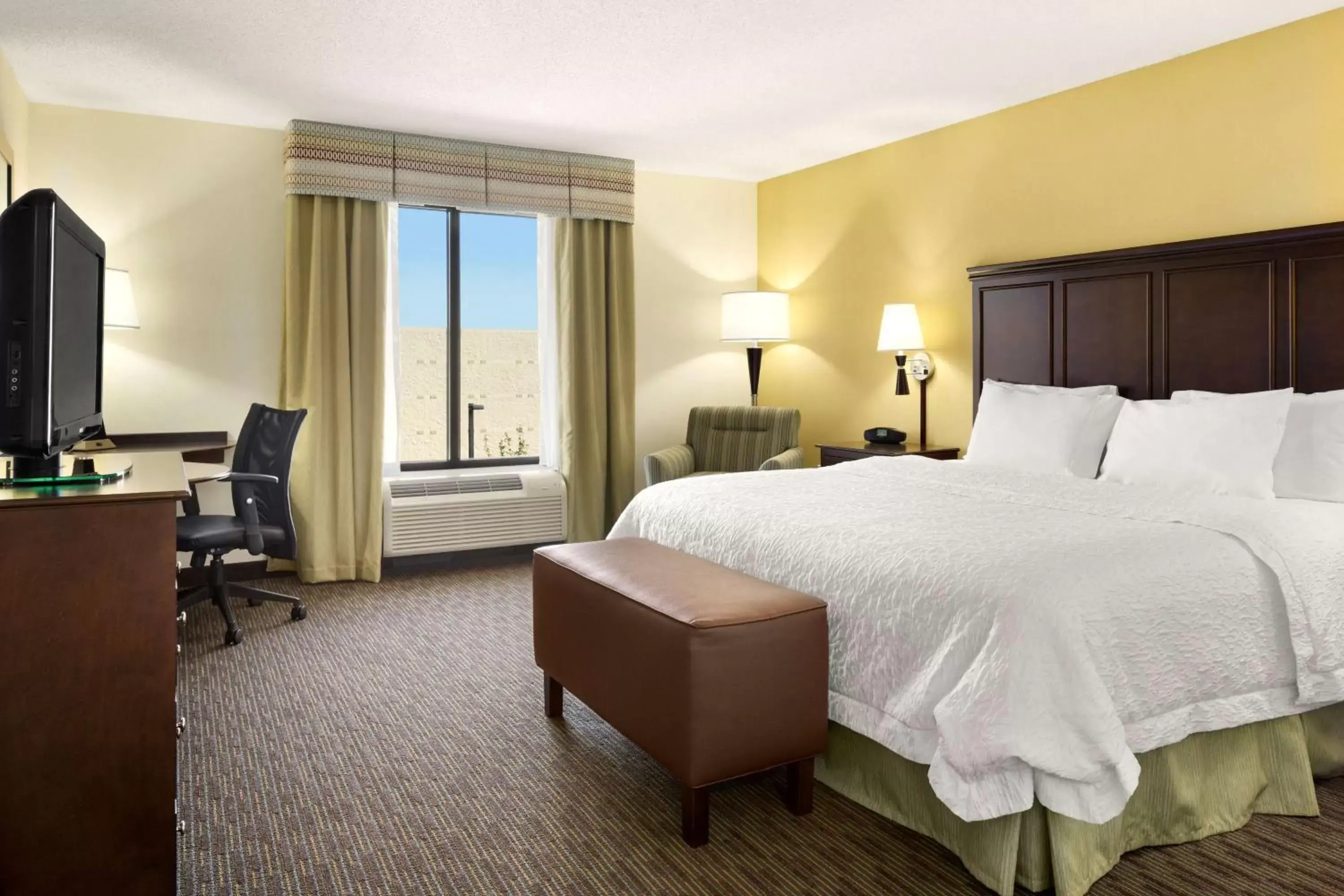 Bed in Hampton Inn & Suites Birmingham/280 East-Eagle Point