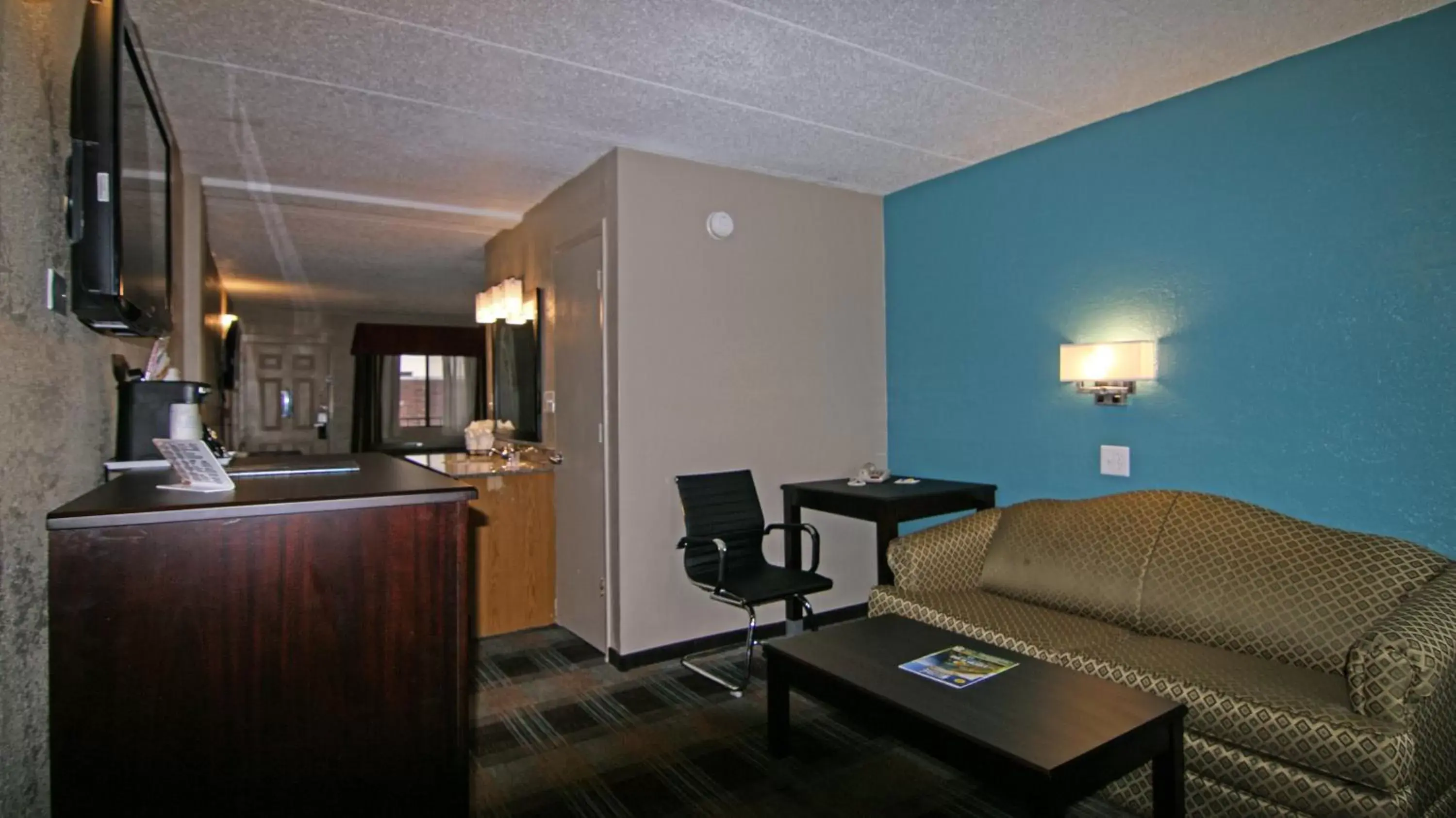 Seating Area in Days Inn & Suites by Wyndham Springfield on I-44