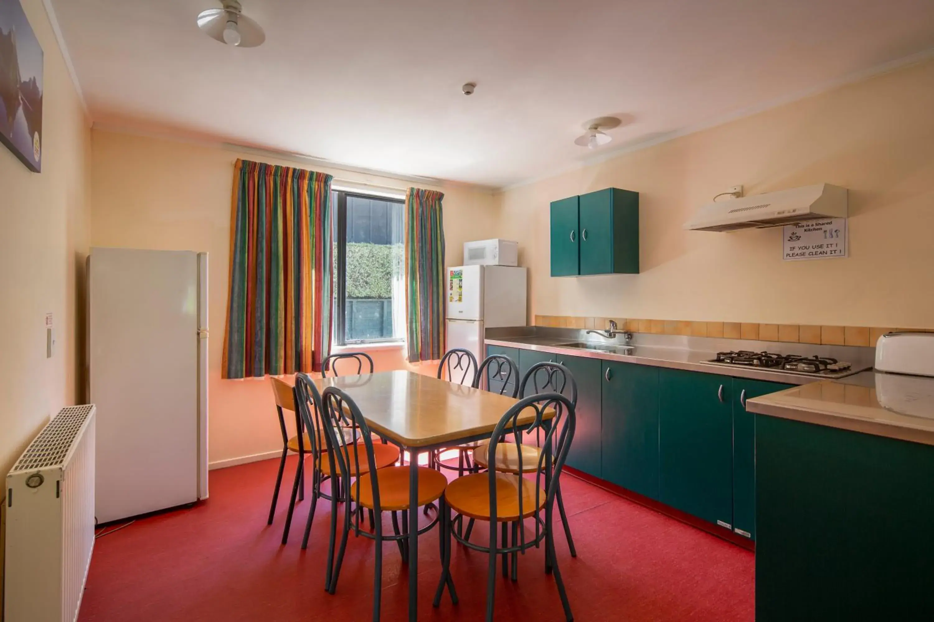 Dining area, Kitchen/Kitchenette in Pinewood Lodge