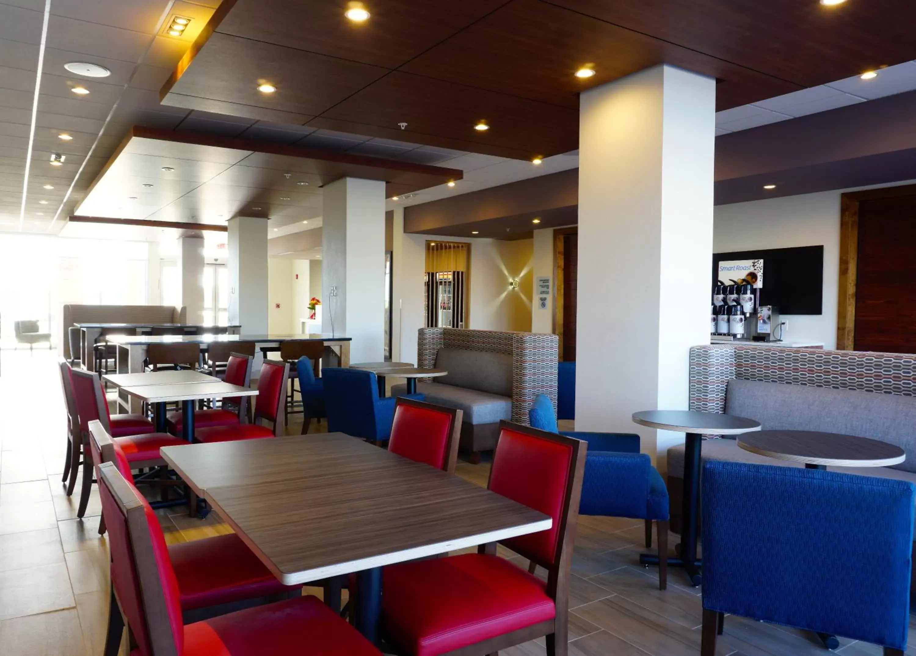 Breakfast, Restaurant/Places to Eat in Holiday Inn Express & Suites Omaha - Millard Area, an IHG Hotel