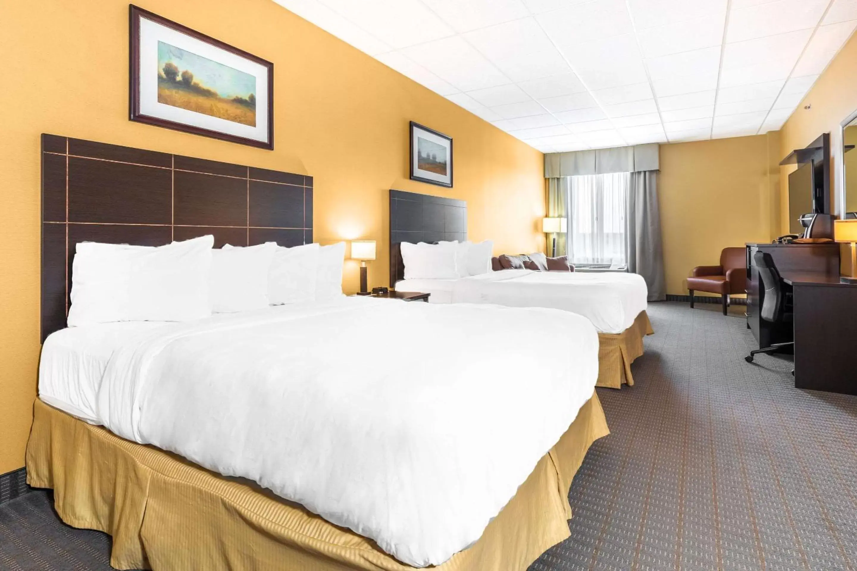 Bedroom, Bed in Quality Inn & Suites Victoriaville