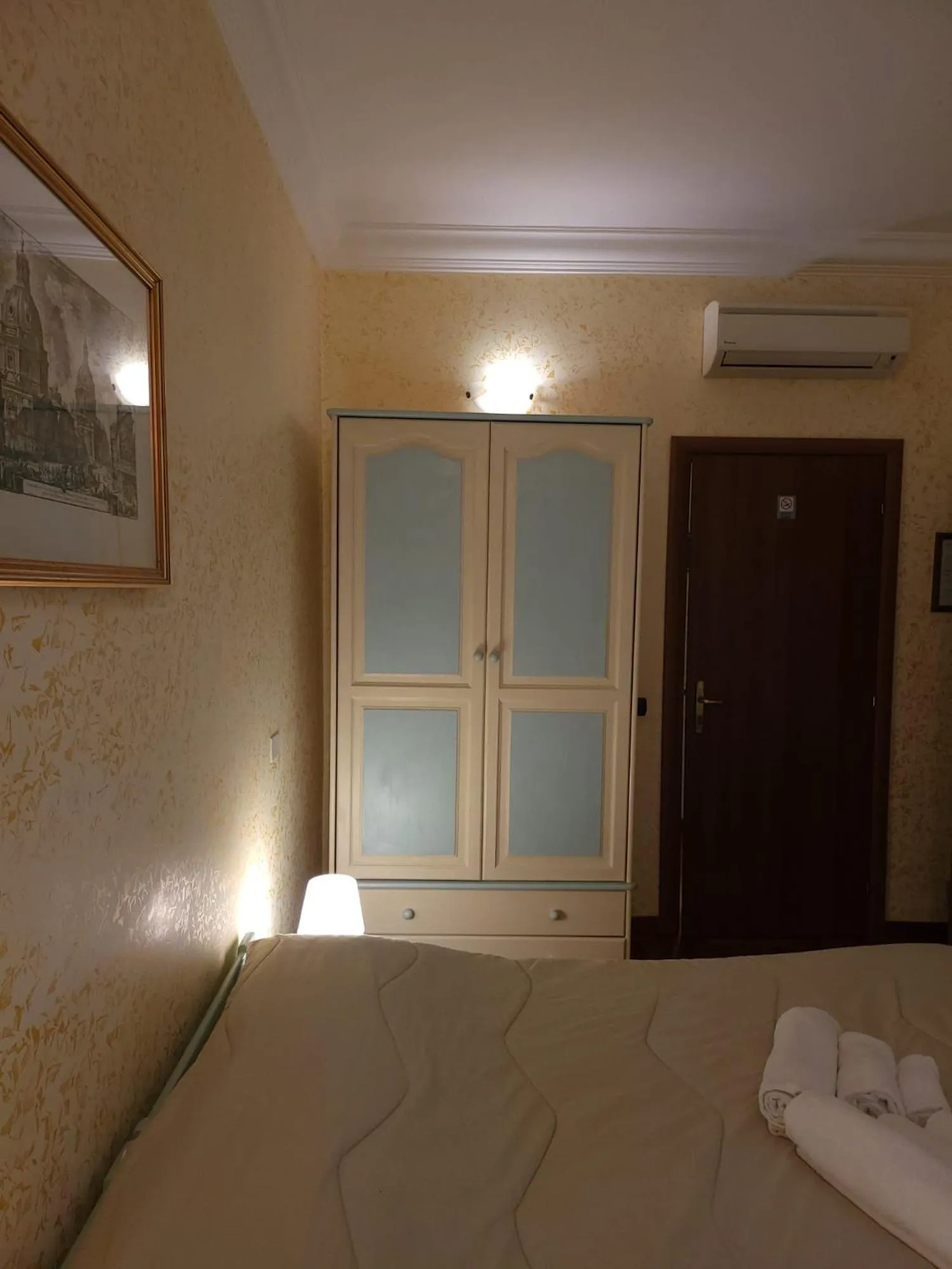 Bed in St. Peter's Rooms Rome