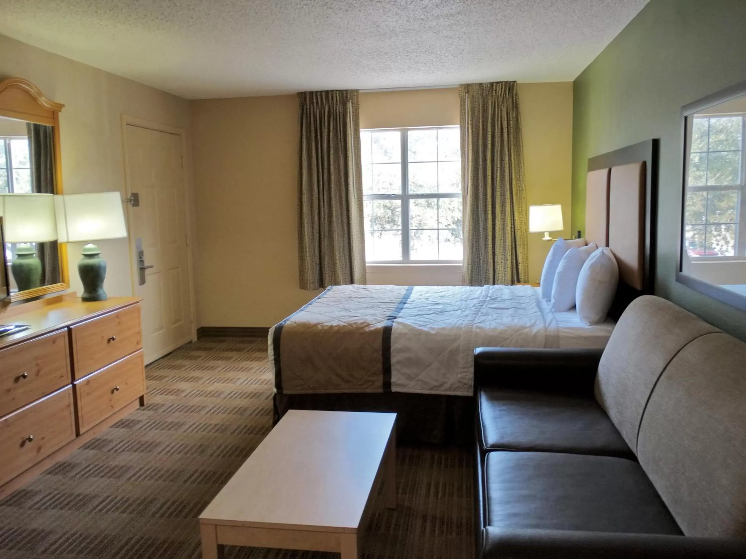 Bed in Extended Stay America Suites - Los Angeles - LAX Airport - El Segundo