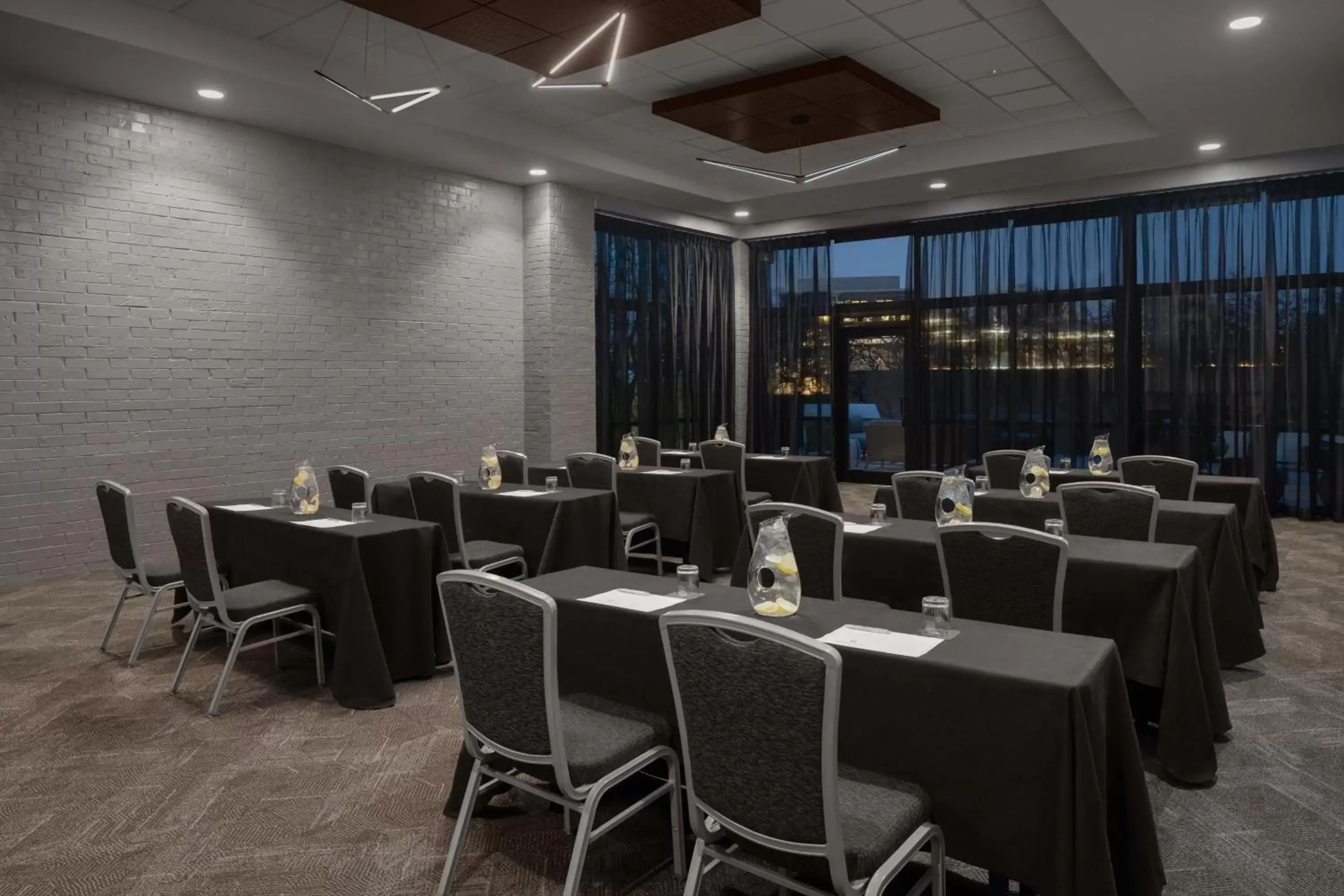 Meeting/conference room, Restaurant/Places to Eat in Renaissance Chicago North Shore Hotel