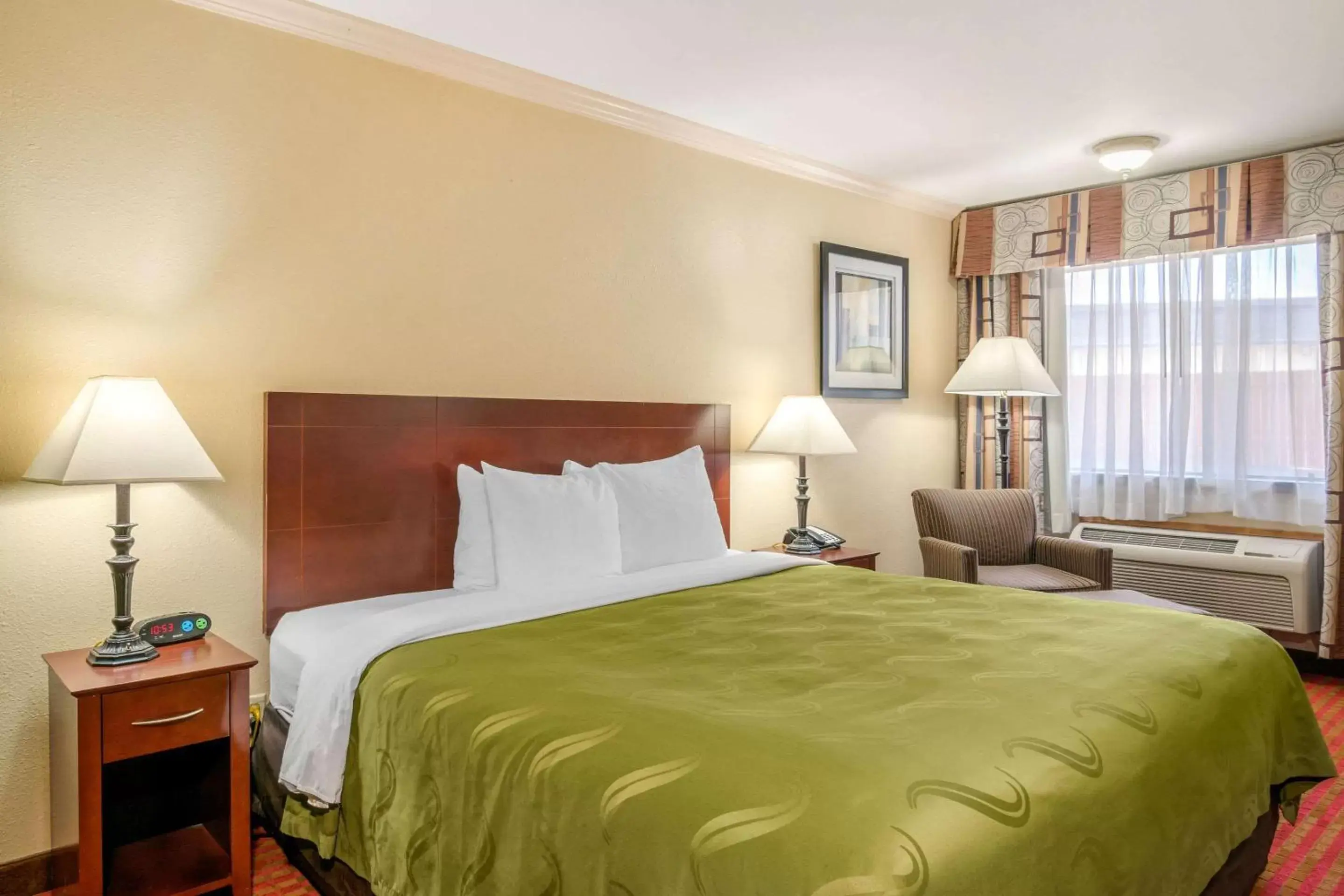 Photo of the whole room, Bed in Quality Inn Klamath Falls - Crater Lake Gateway