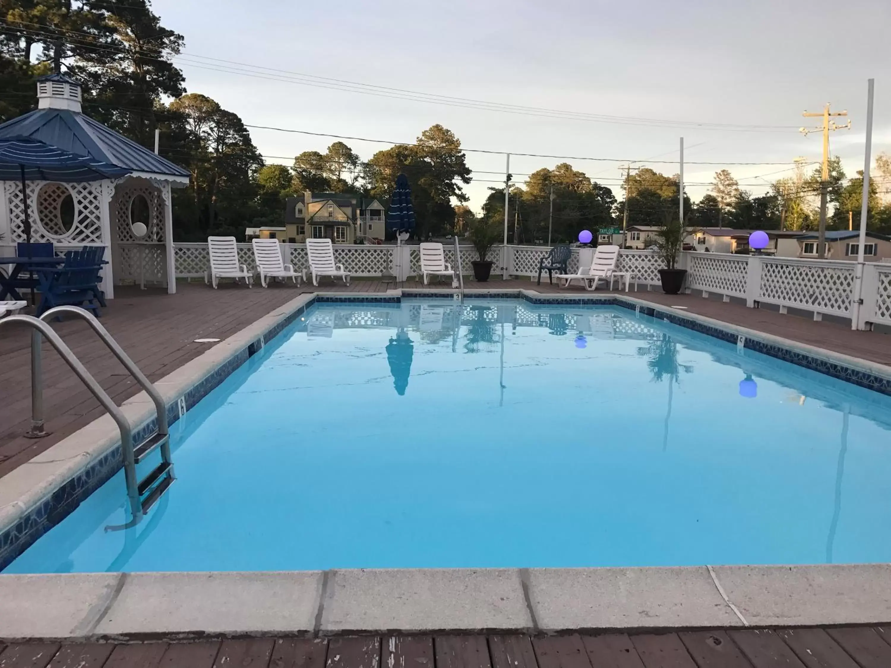 Swimming Pool in Chincoteague Inn