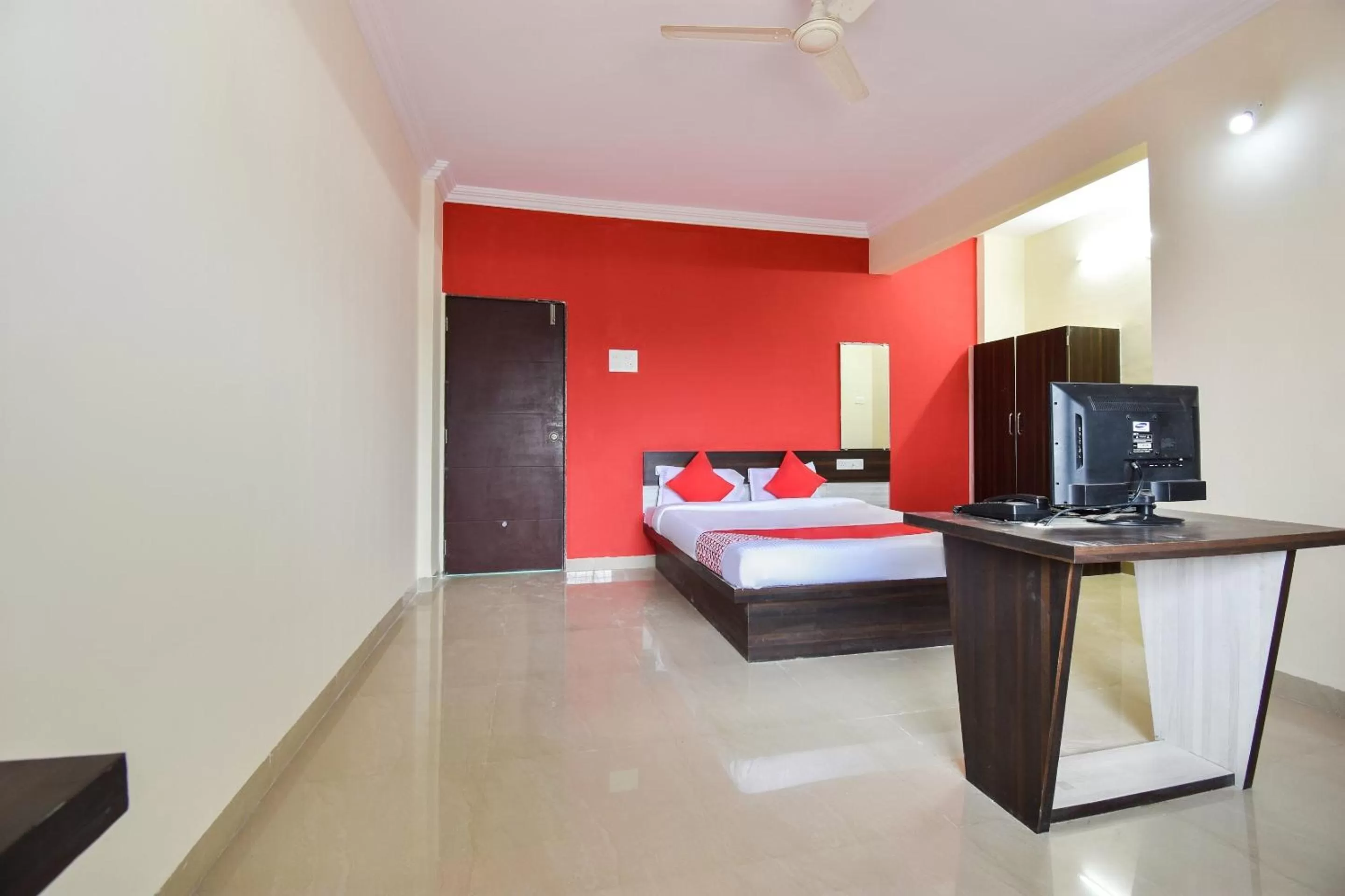 Bedroom, TV/Entertainment Center in OYO Flagship 43302 Hotel Sargam