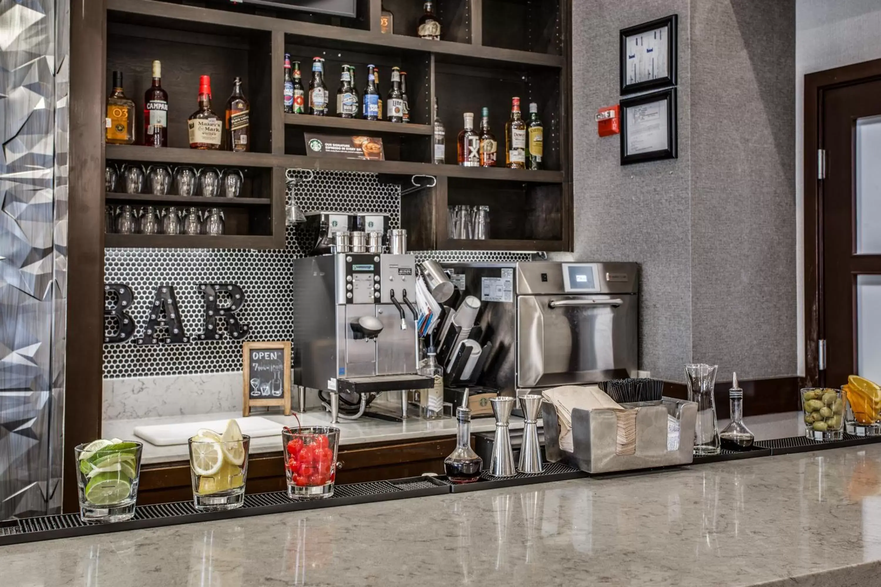 Lounge or bar in Hyatt Place Fort Worth / Cityview Lounge or bar in Hyatt Place Fort Worth / Cityview