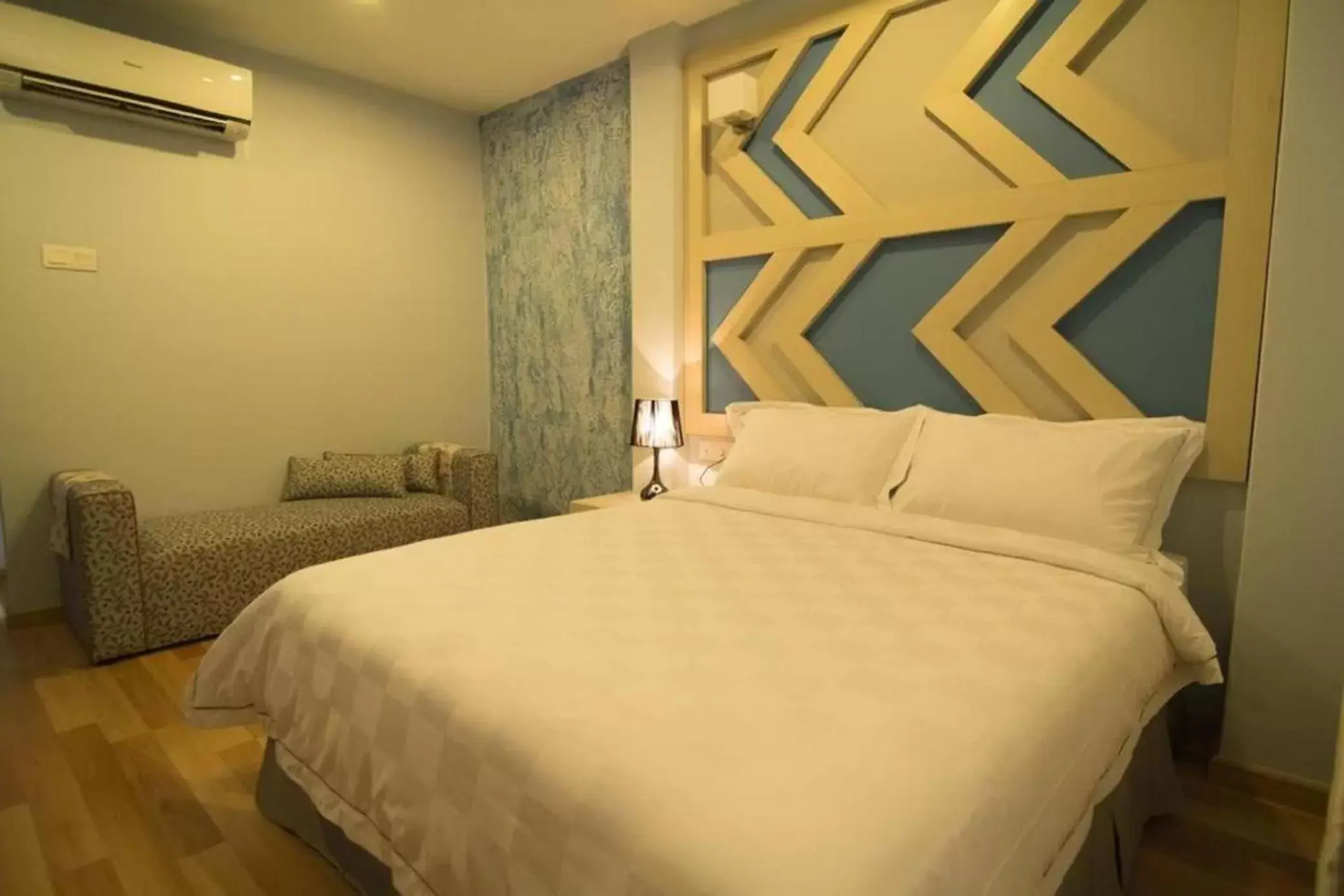 Bed in Sunshine Inn Plus Bed in Sunshine Inn Plus