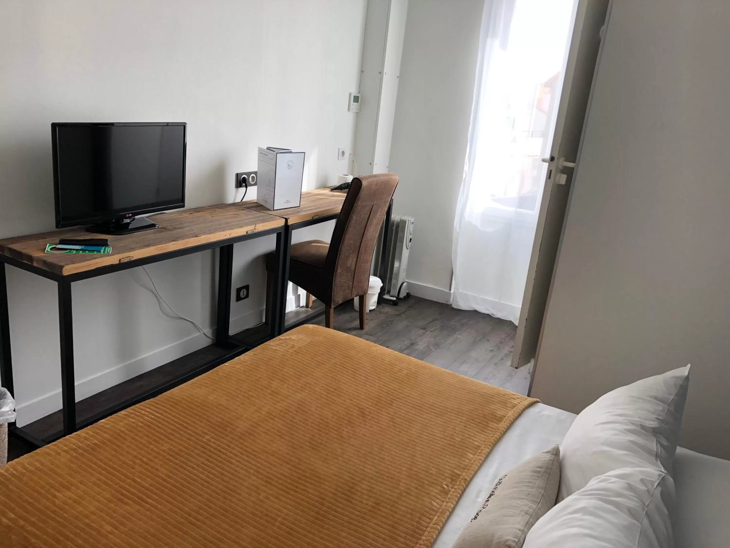 Bed in Hôtel Restaurant L'Atelier des Cousins