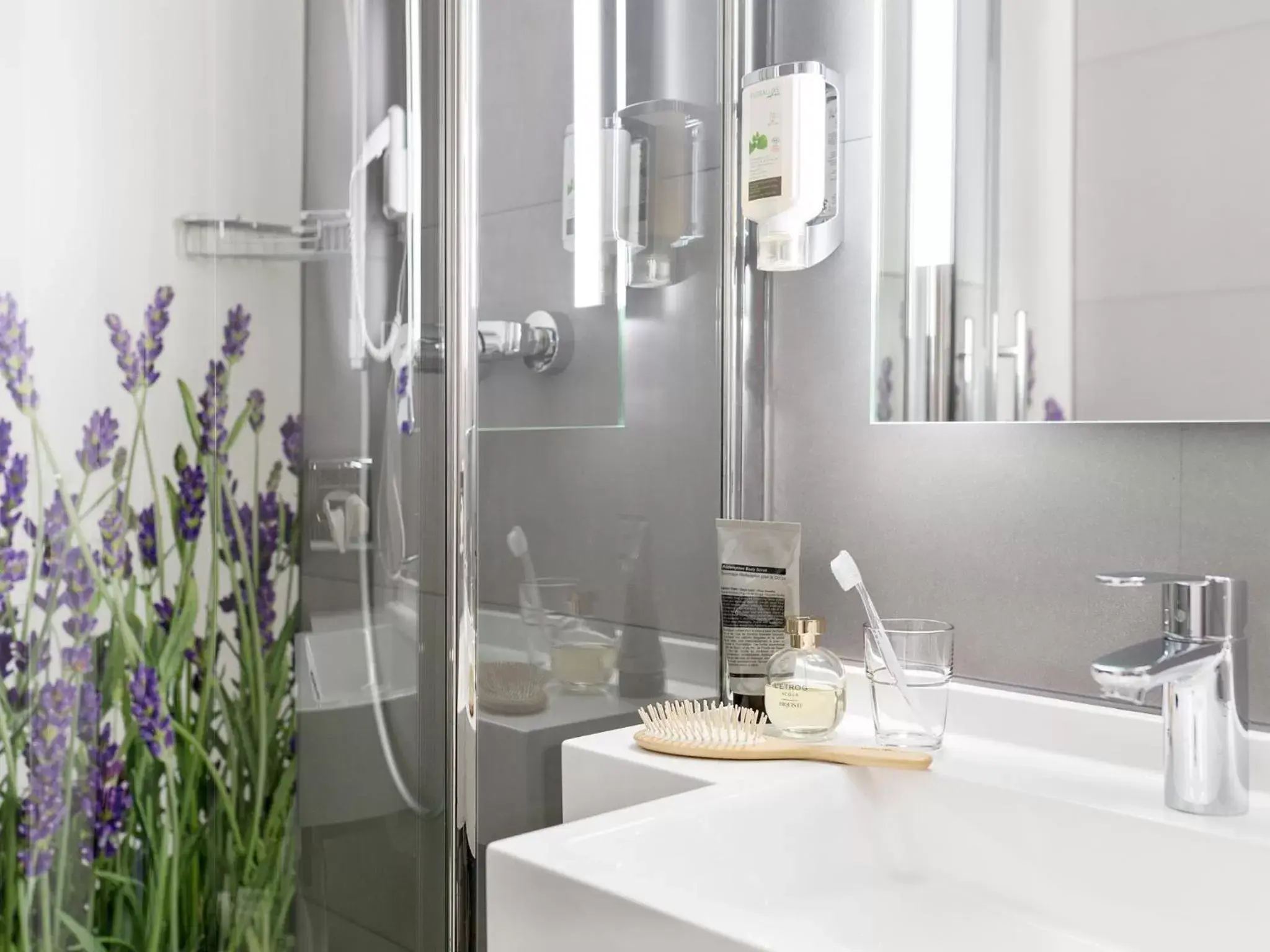 Shower, Bathroom in Boutiquehotel Stadthalle