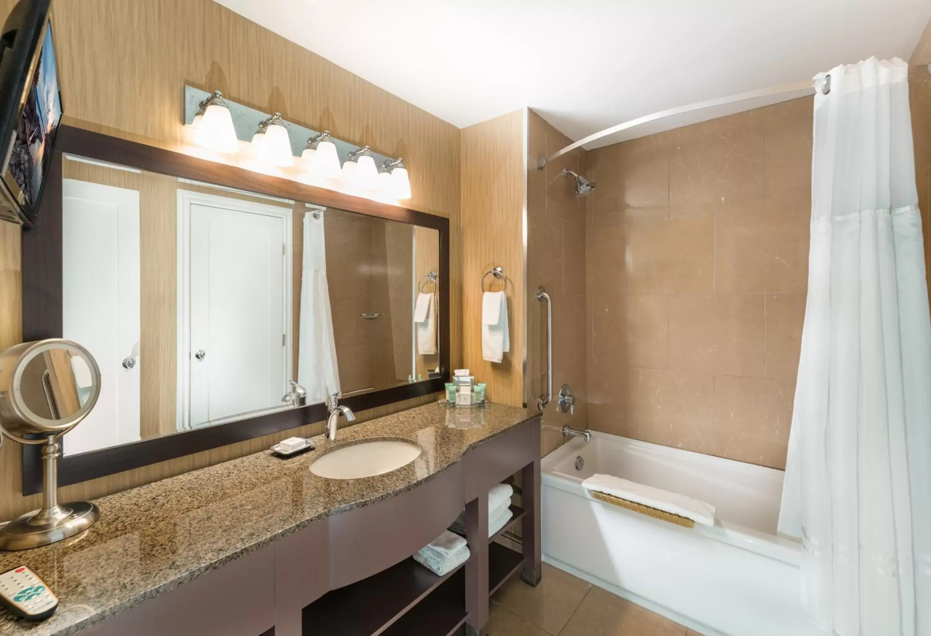 Shower, Bathroom in Prestige Oceanfront Resort, WorldHotels Luxury