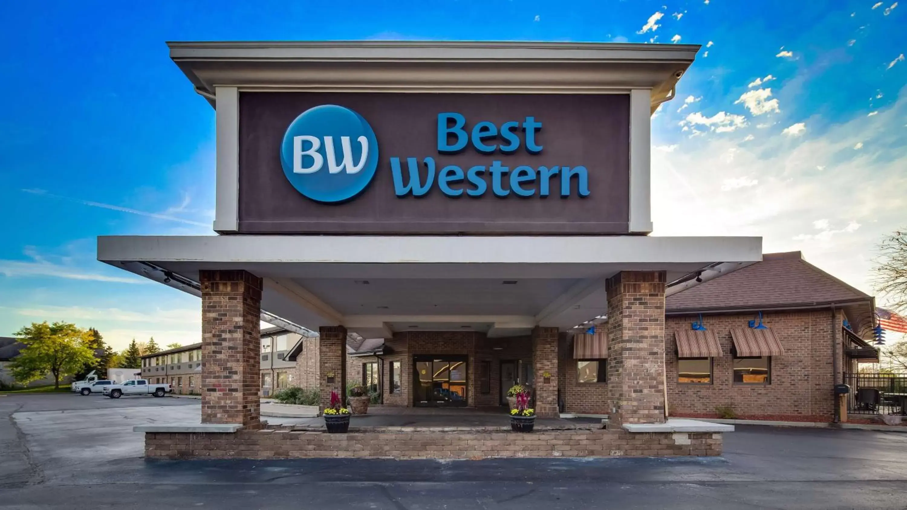 Property building in Best Western Lapeer Inn