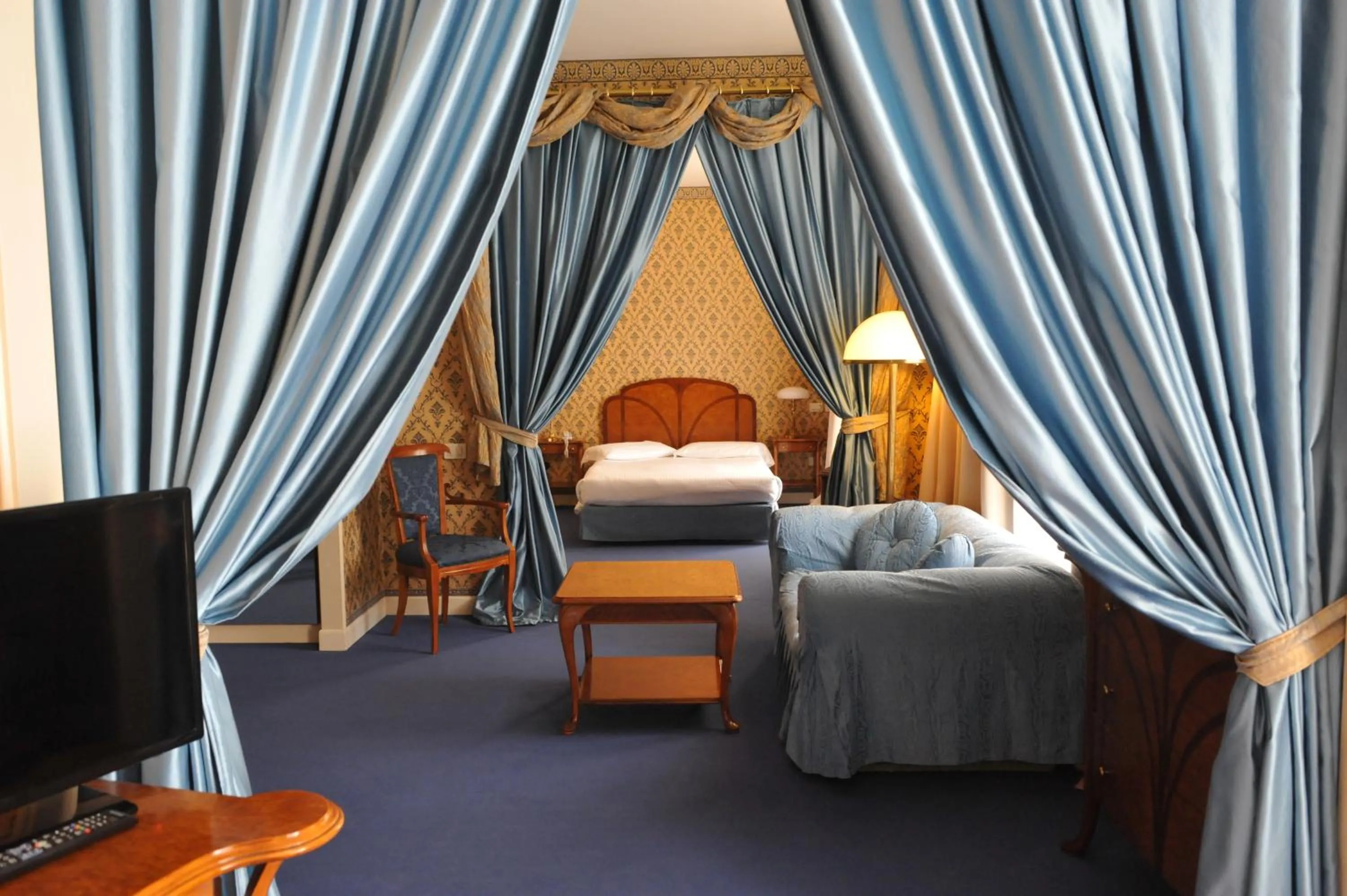 Photo of the whole room, Bed in Grand Hotel Astoria
