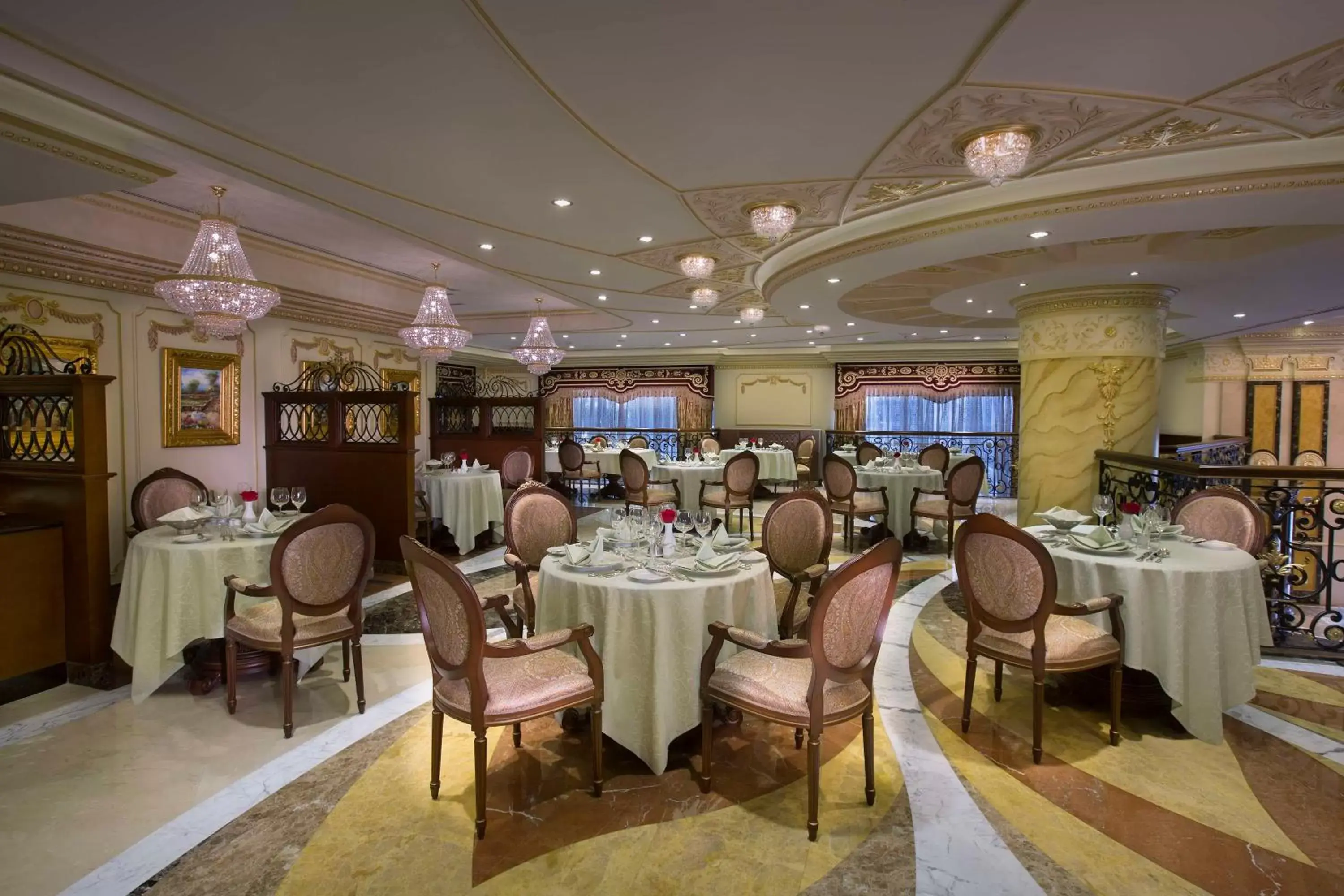 Restaurant/Places to Eat in Royal Rose Hotel