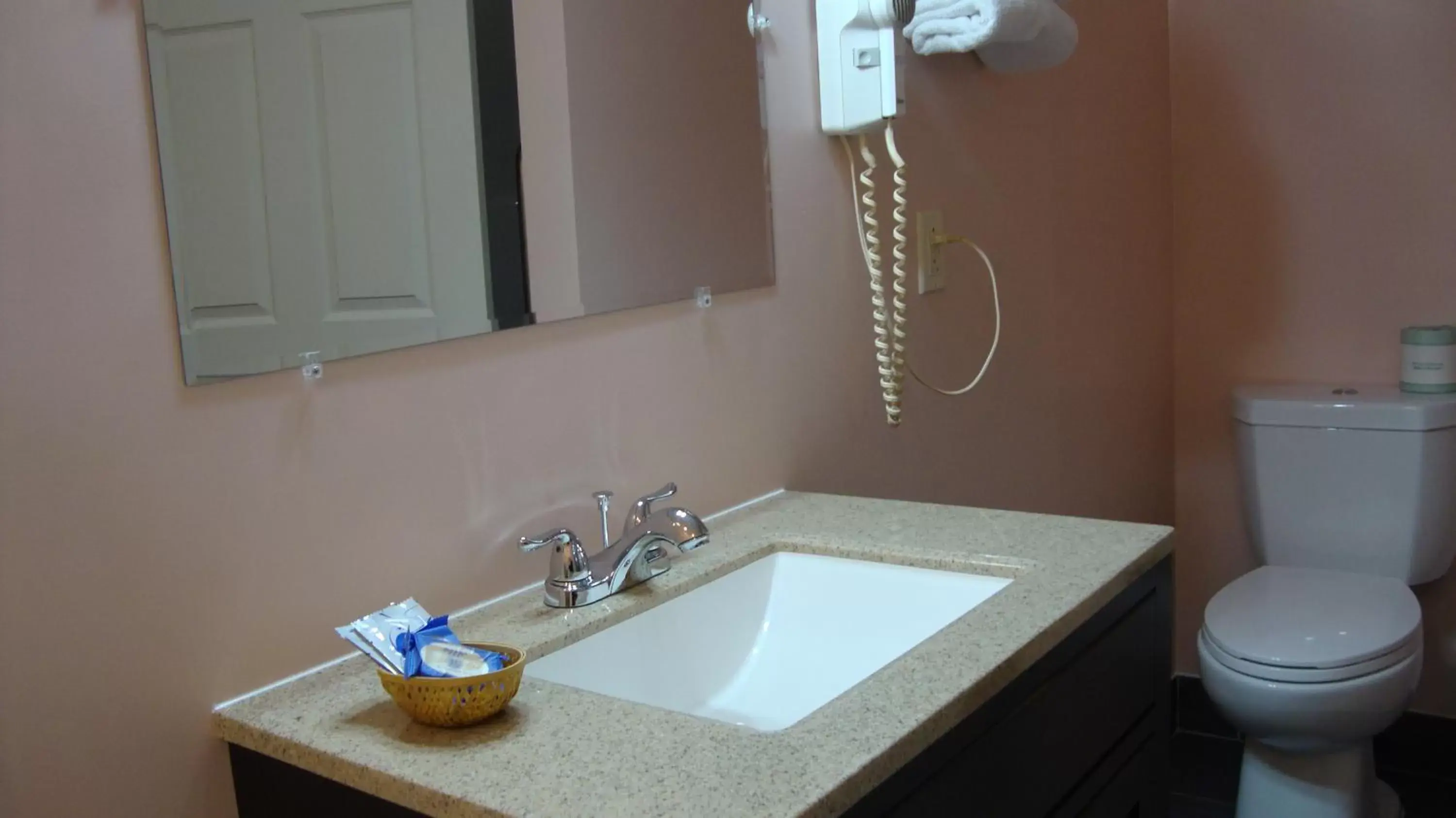 Toilet, Bathroom in Pinconning Trail Inn Motel