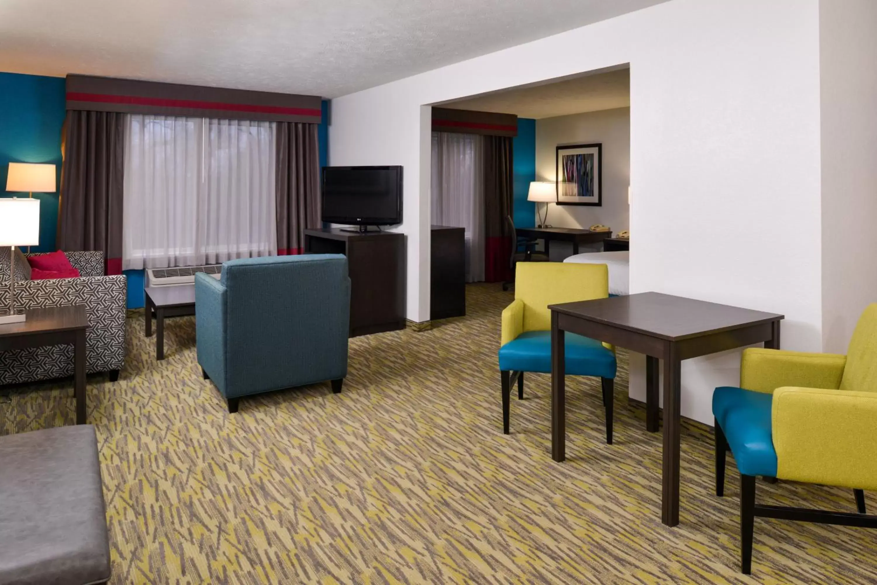 Photo of the whole room, Seating Area in Holiday Inn Express Hotel & Suites Omaha West, an IHG Hotel