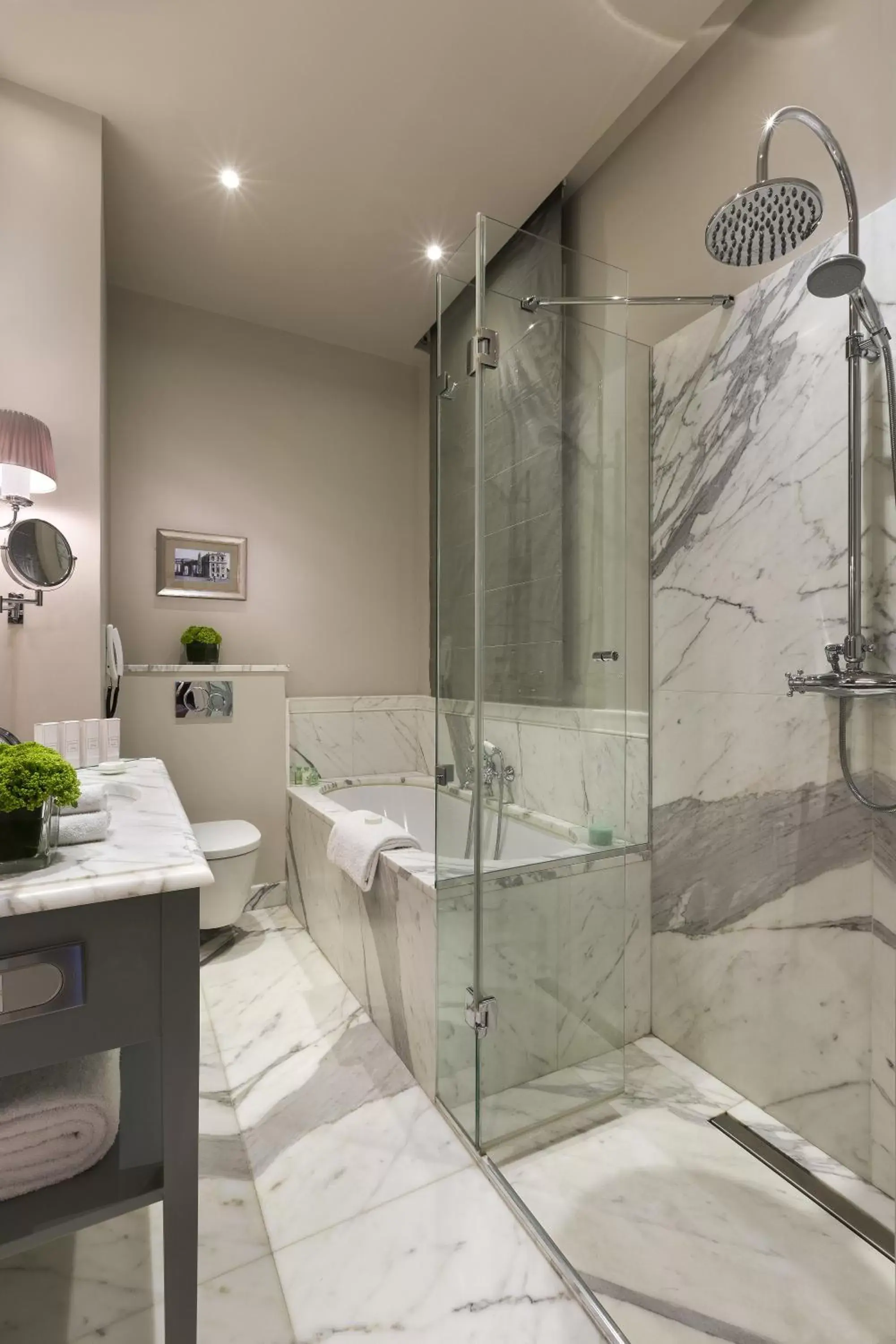 Shower, Bathroom in Hotel Westminster