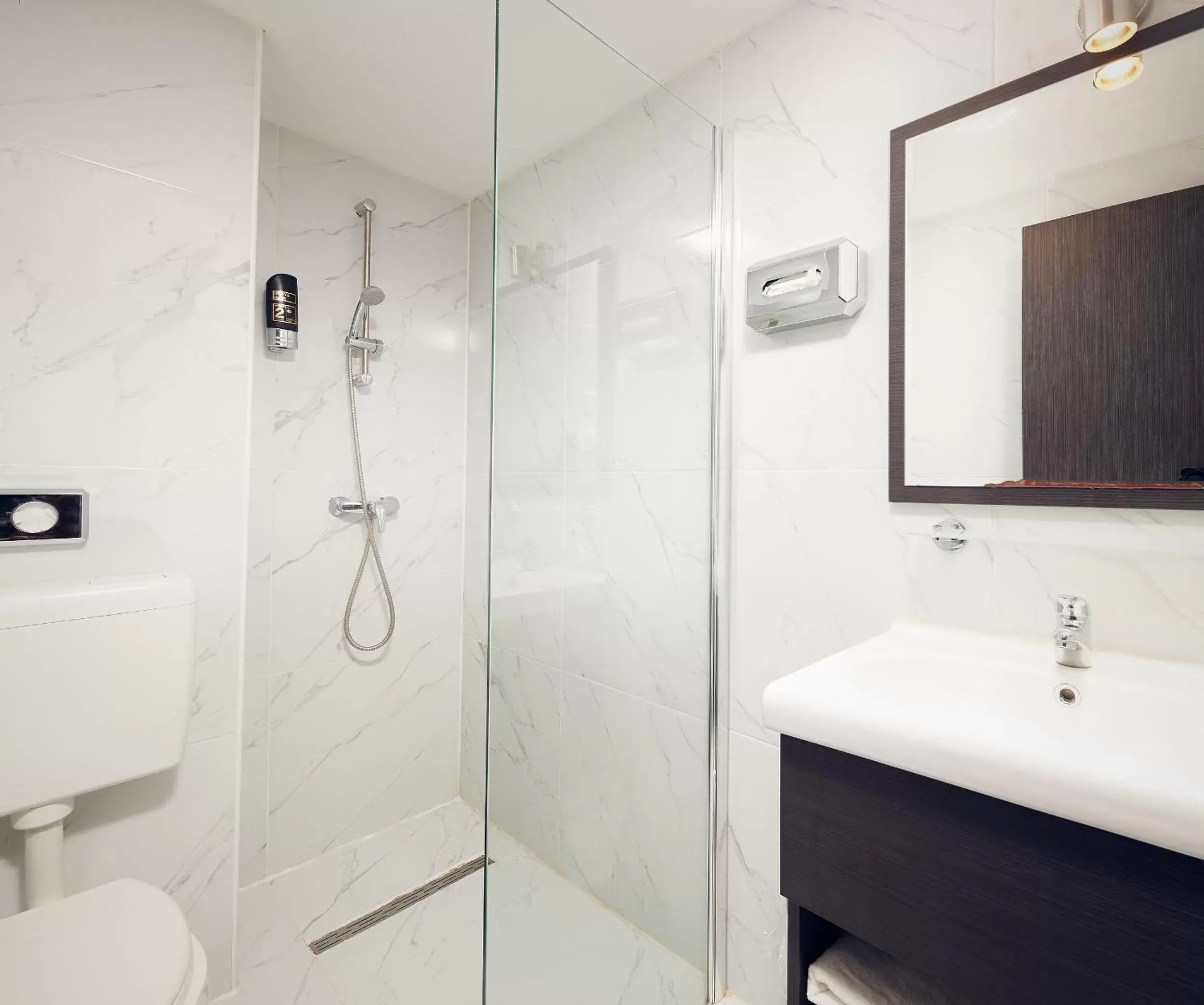 Shower, Bathroom in Belfort Hotel