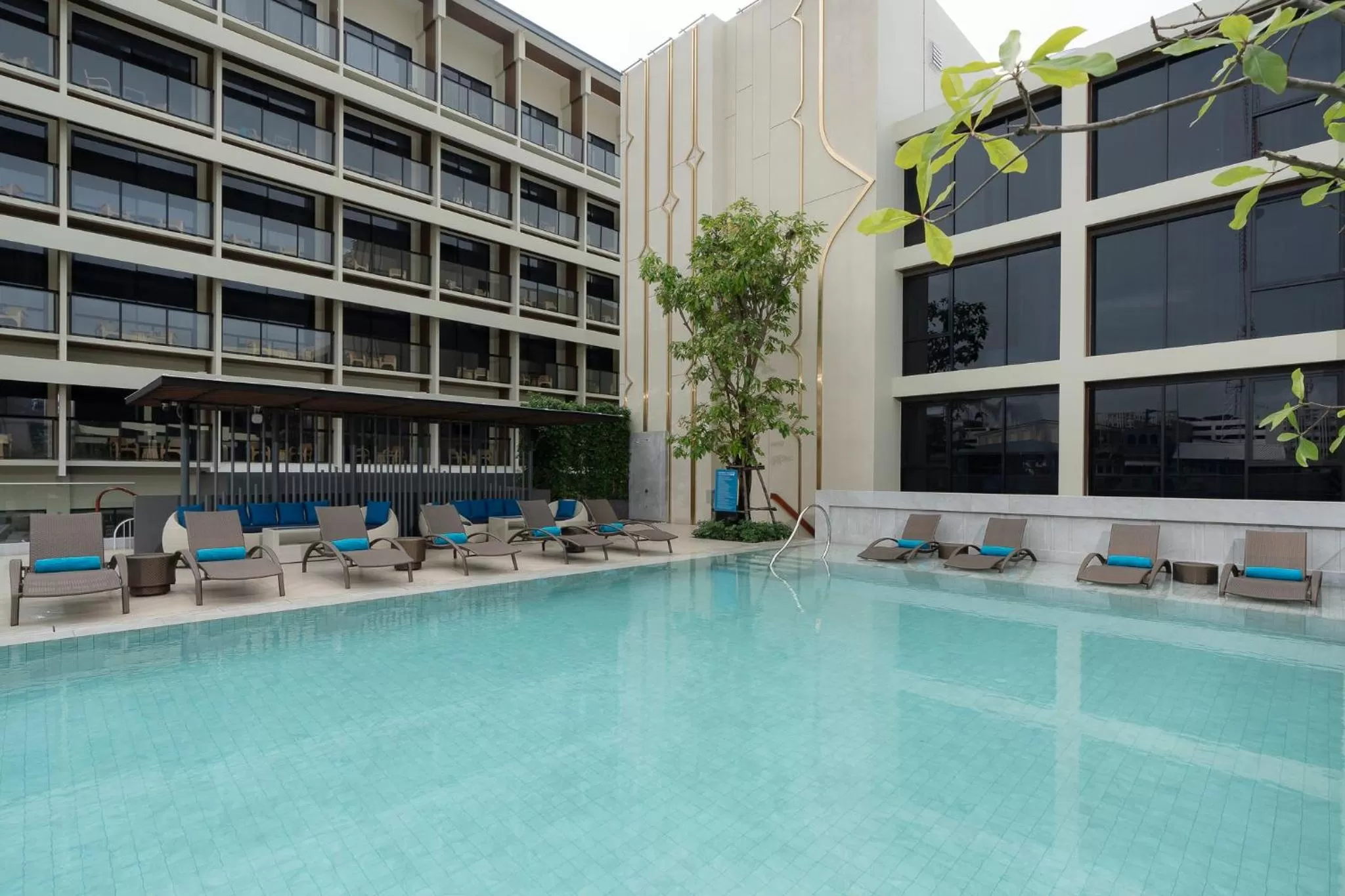 Swimming pool in Centara Life Hotel Bangkok Phra Nakhon