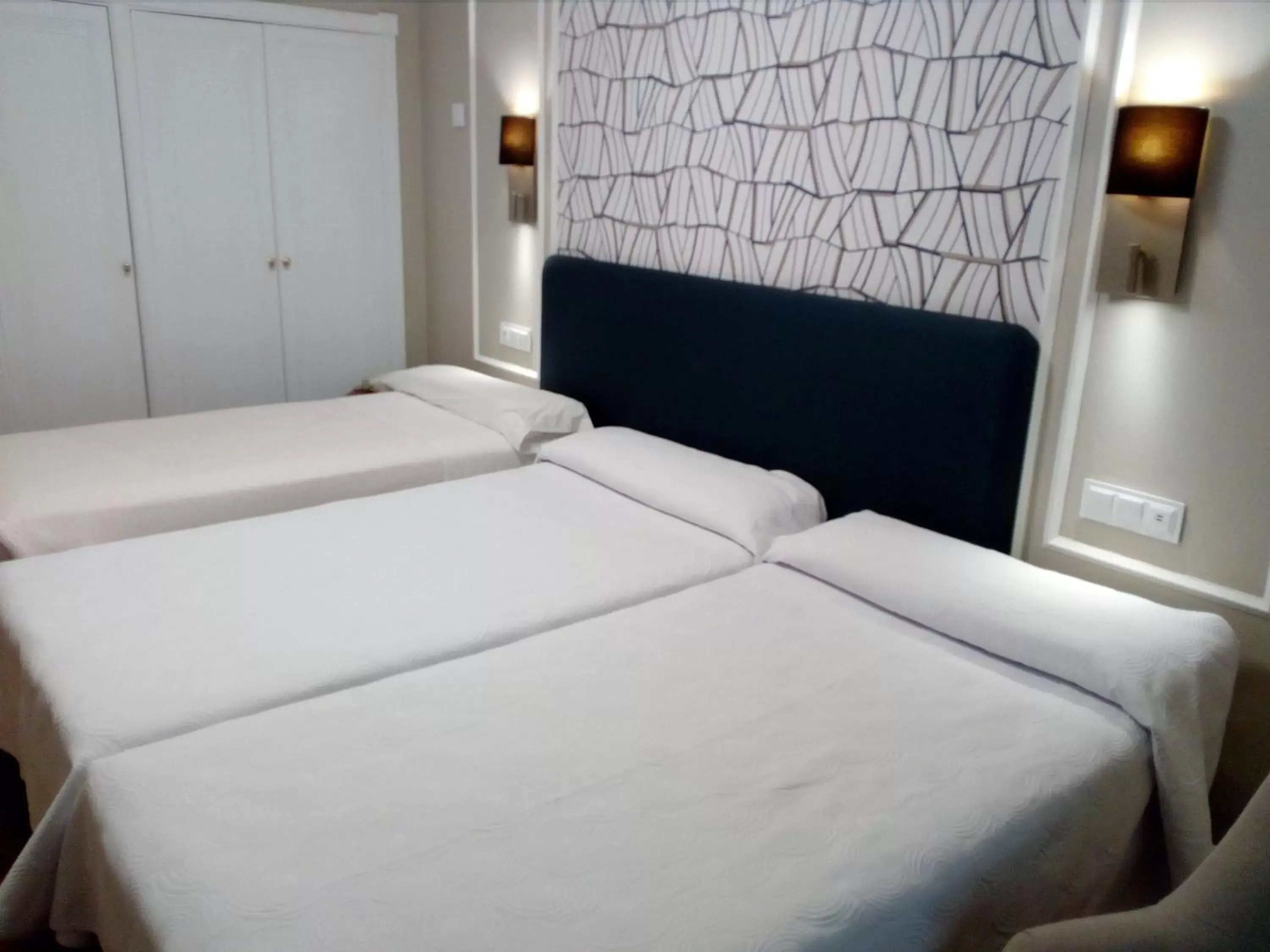Photo of the whole room, Bed in Hotel Corona de Castilla Burgos