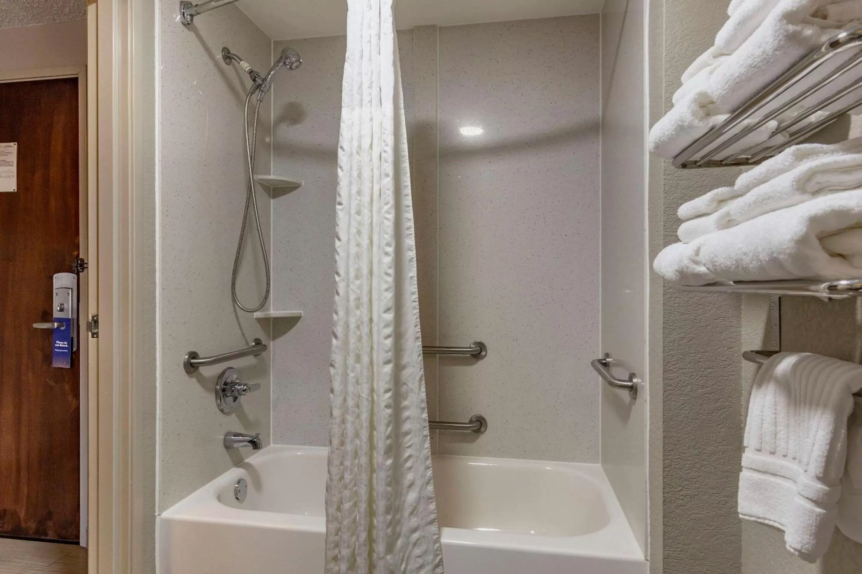 King Suite with Accessible Tub - Accessible/Non-Smoking in Comfort Suites Pineville - Ballantyne Area