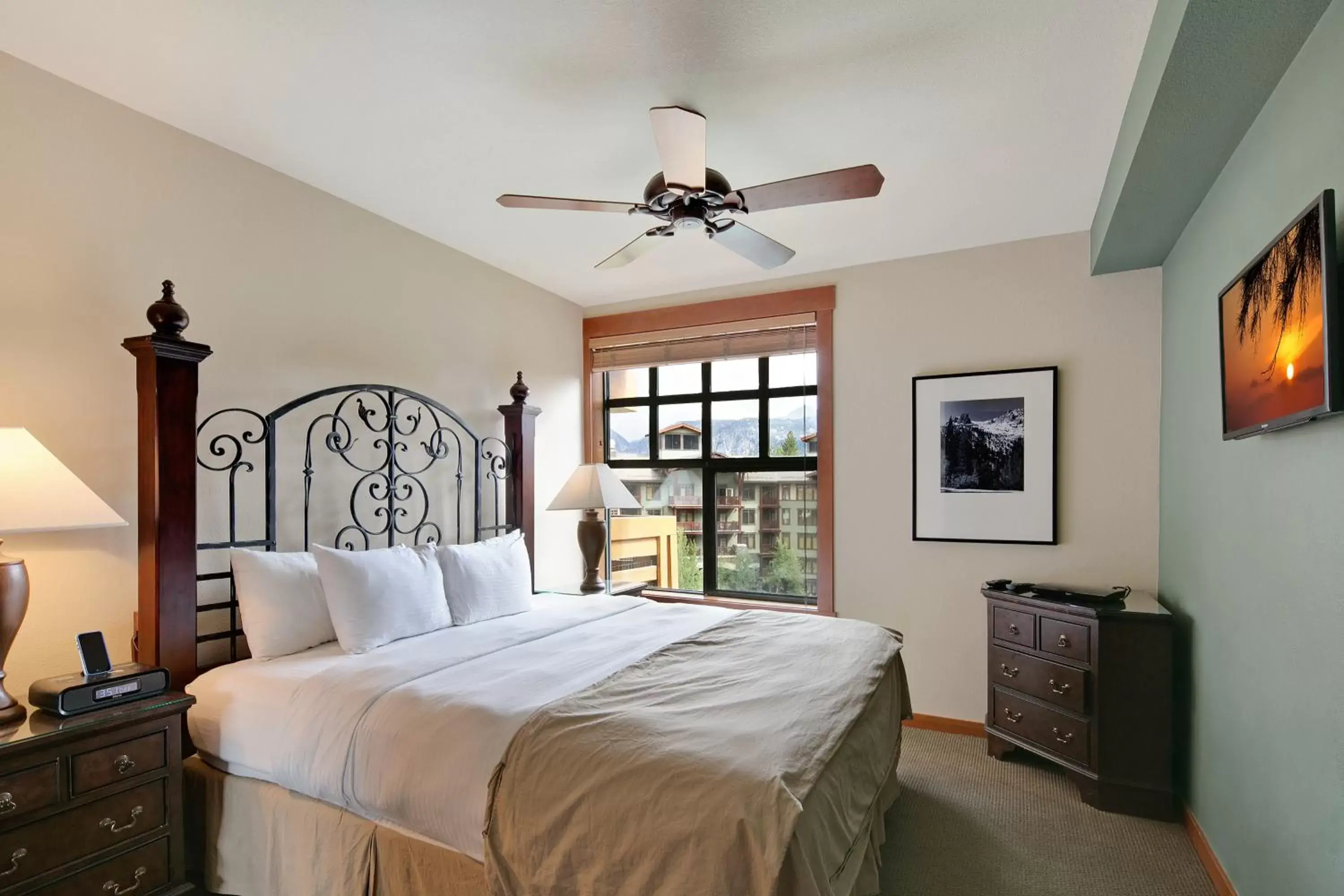 Bedroom, Bed in The Village Lodge