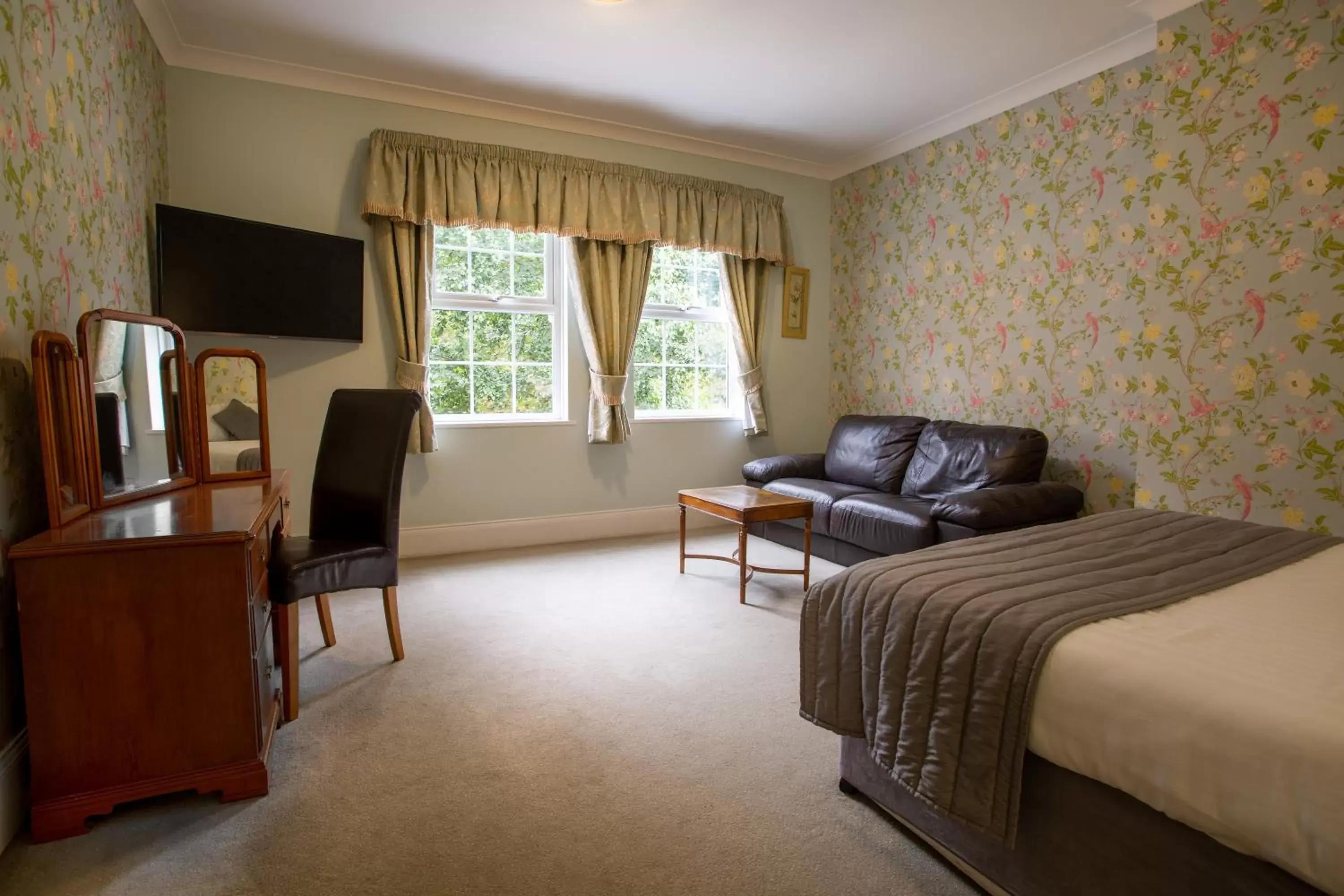 Bedroom, Seating Area in Woodland Manor Hotel