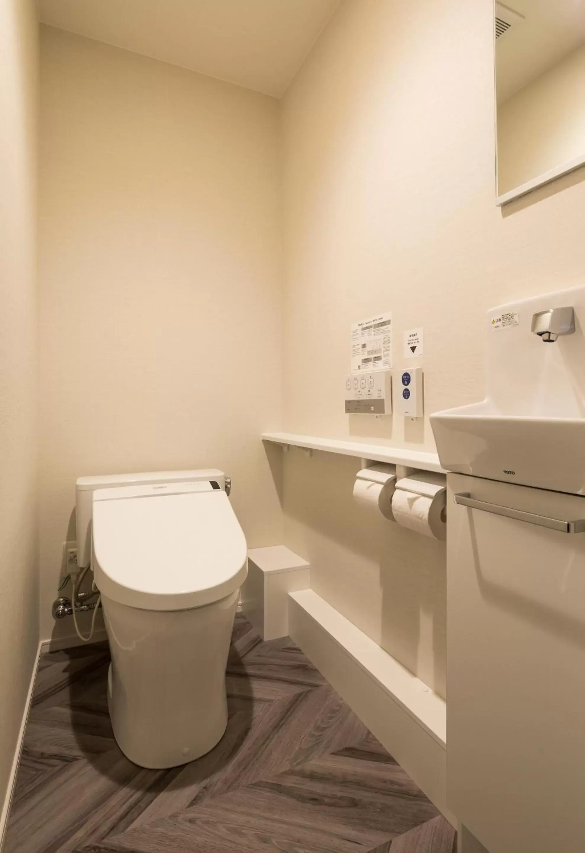 Photo of the whole room in SARASA HOTEL Shin-Osaka Photo of the whole room in SARASA HOTEL Shin-Osaka