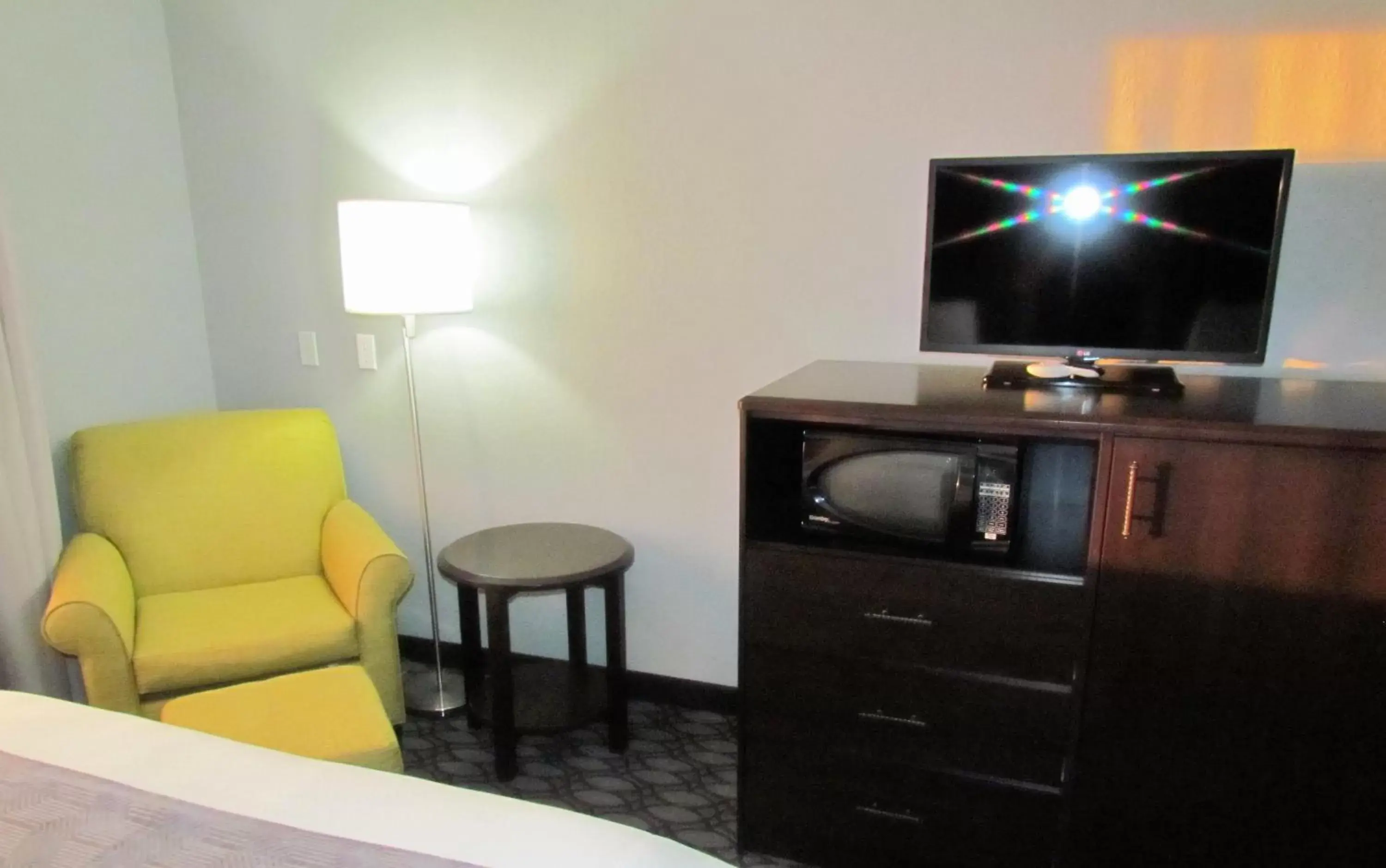 TV and multimedia, TV/Entertainment Center in Oak Hill Inn & Suites