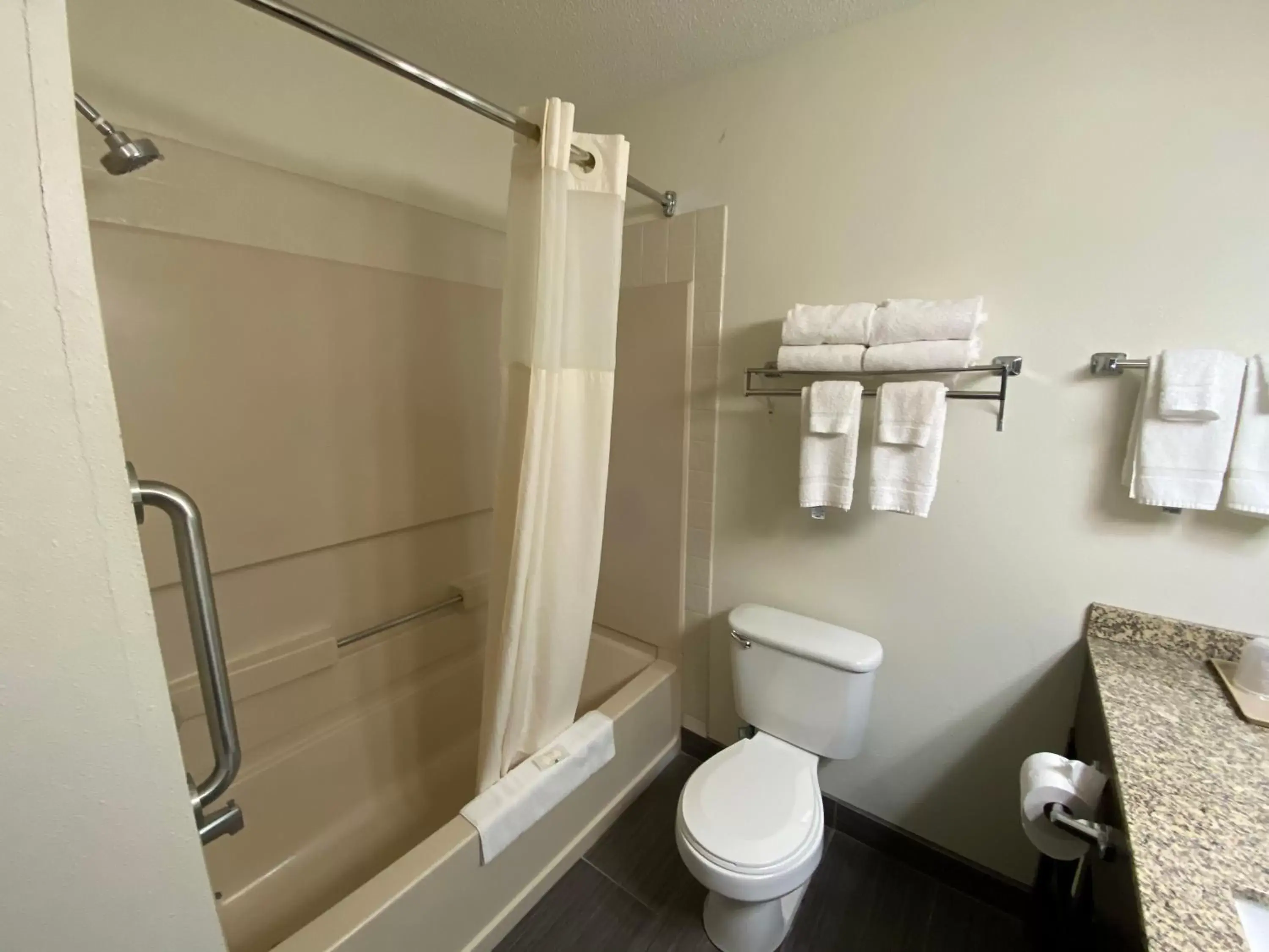 Queen Room - Non-Smoking in Quality Inn Morton at I-74 Queen Room - Non-Smoking in Quality Inn Morton at I-74