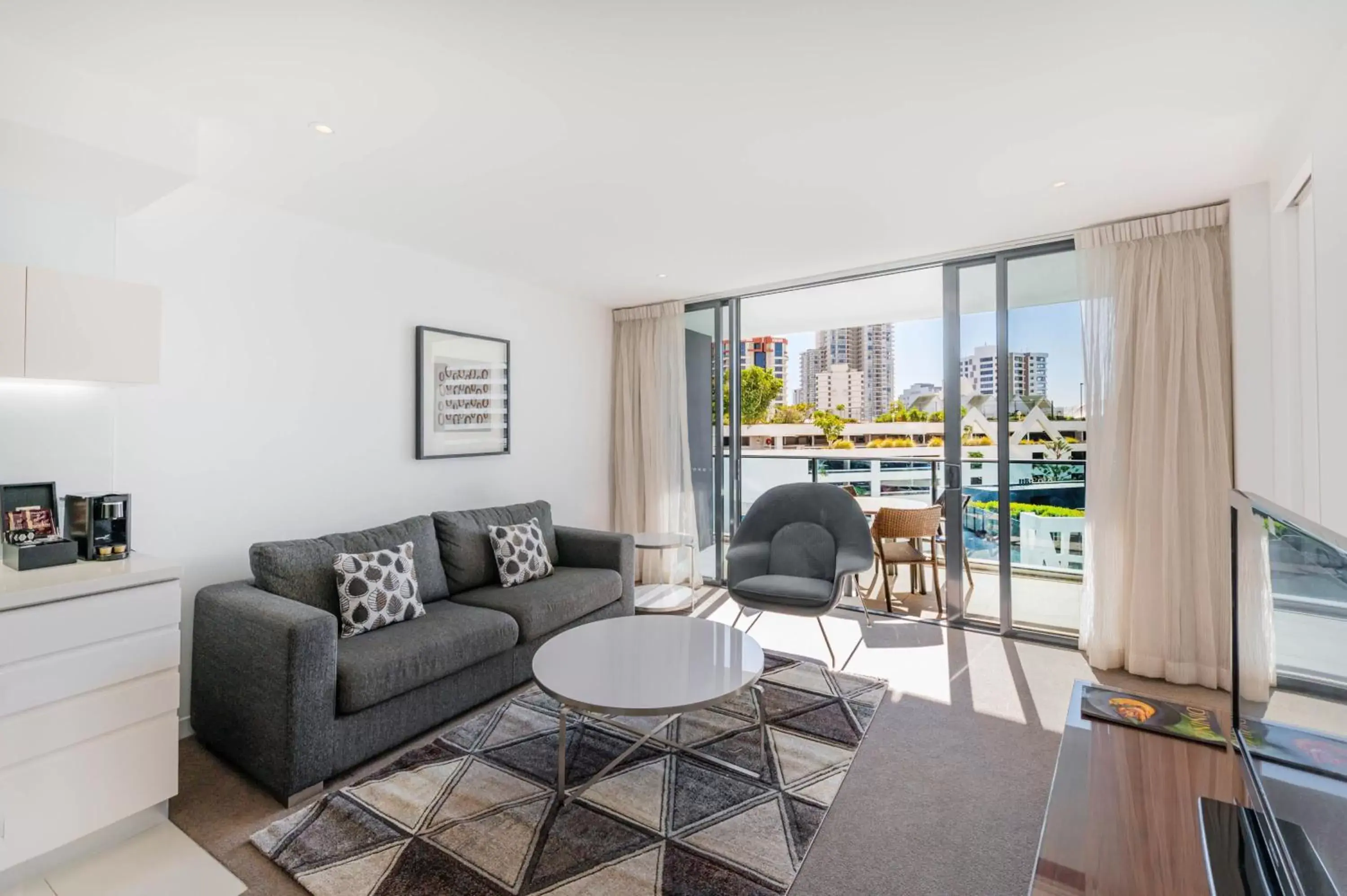 Living room, Seating Area in Peppers Broadbeach