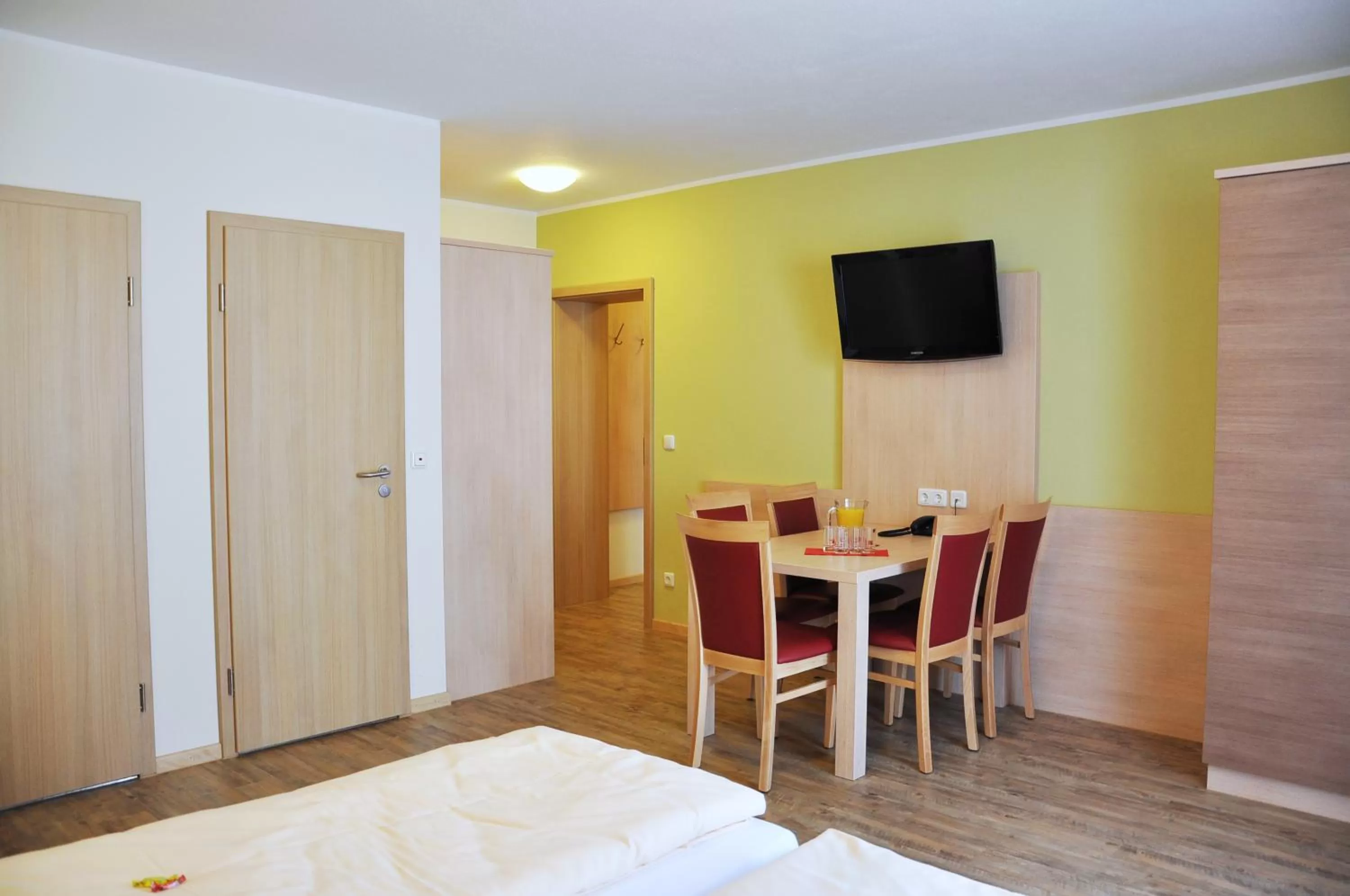 Dining area, Bed in Gästehaus Zehmerhof bei Erding