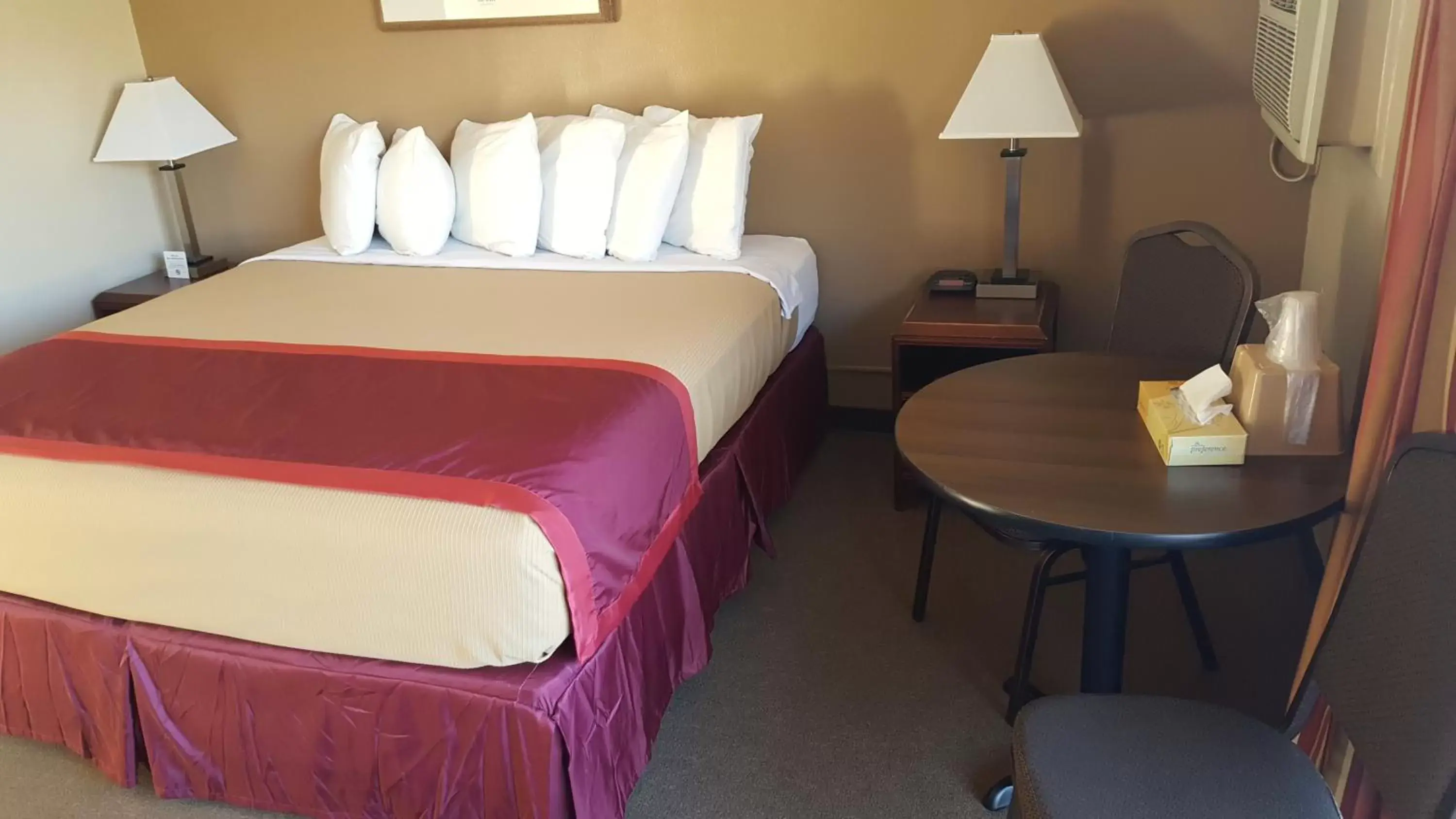 Bedroom, Bed in Lake Powell Canyon Inn