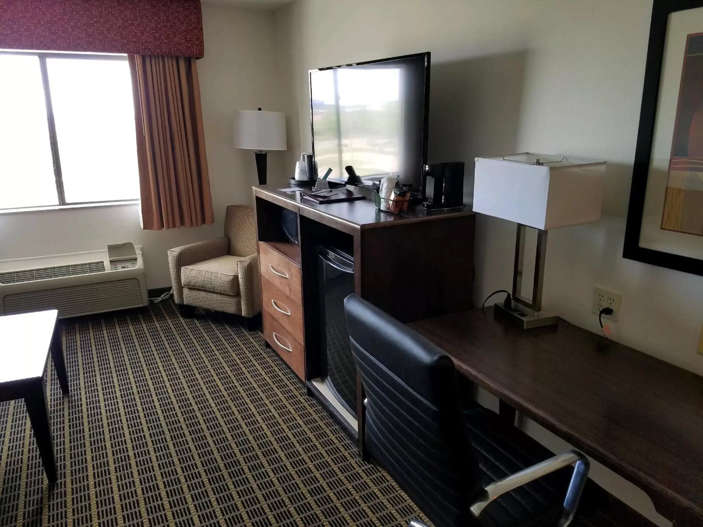 Living room, Kitchen/Kitchenette in Best Western Plus Eagleridge Inn & Suites