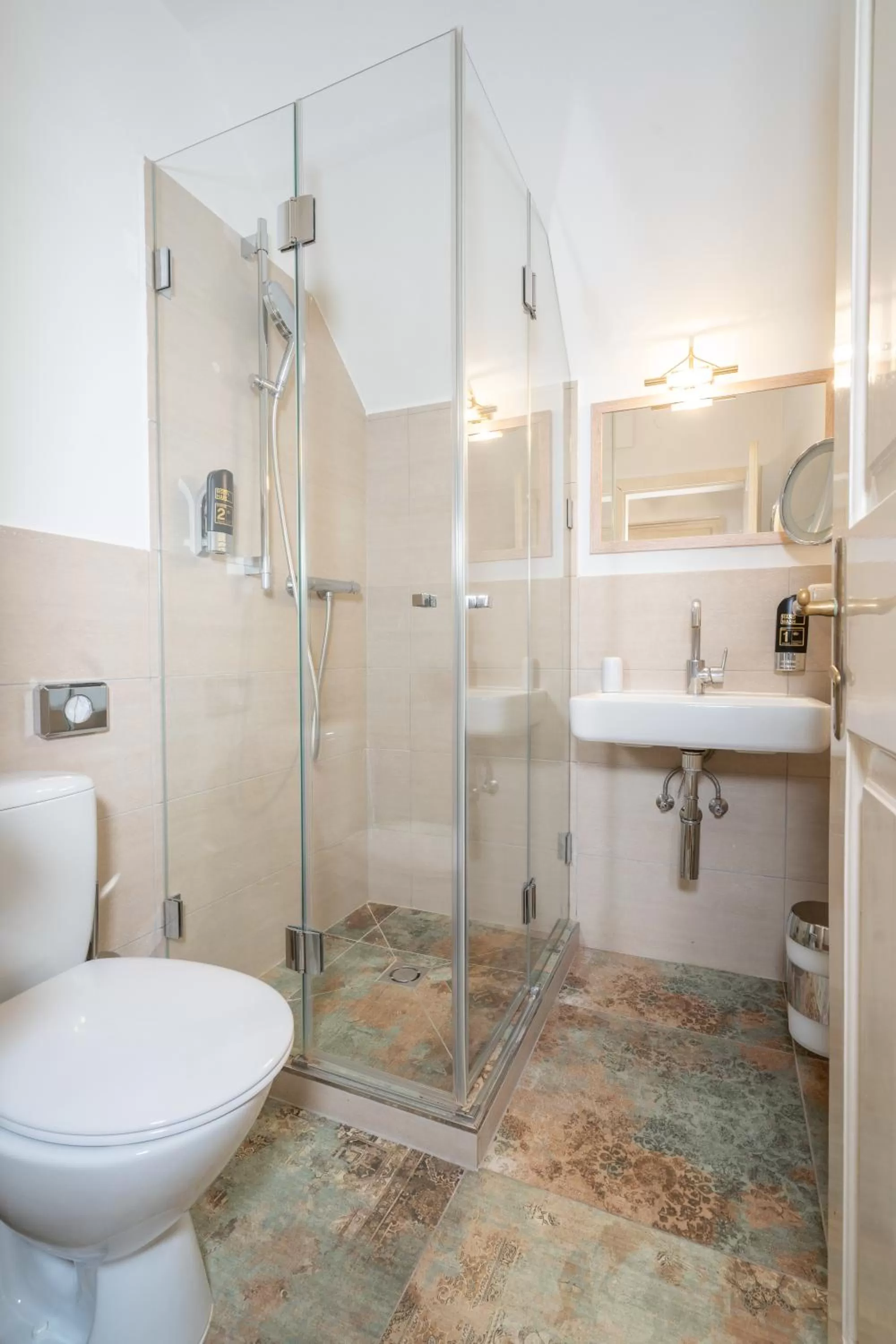 Shower in Der Schlosswirt zu Anif - Biedermeierhotel und Restaurant