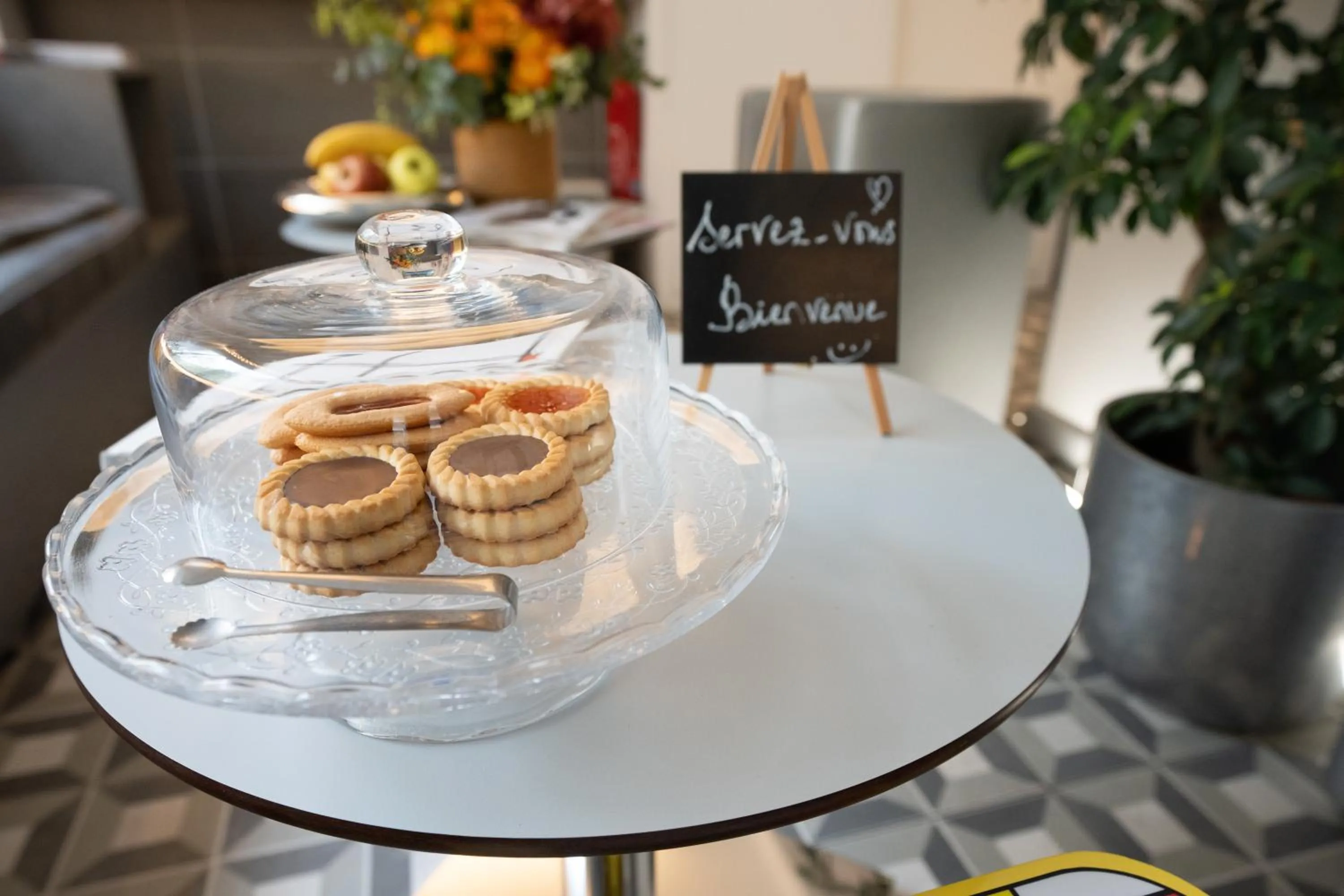 Food and drinks in Hôtel Du Mont Dore Batignolles