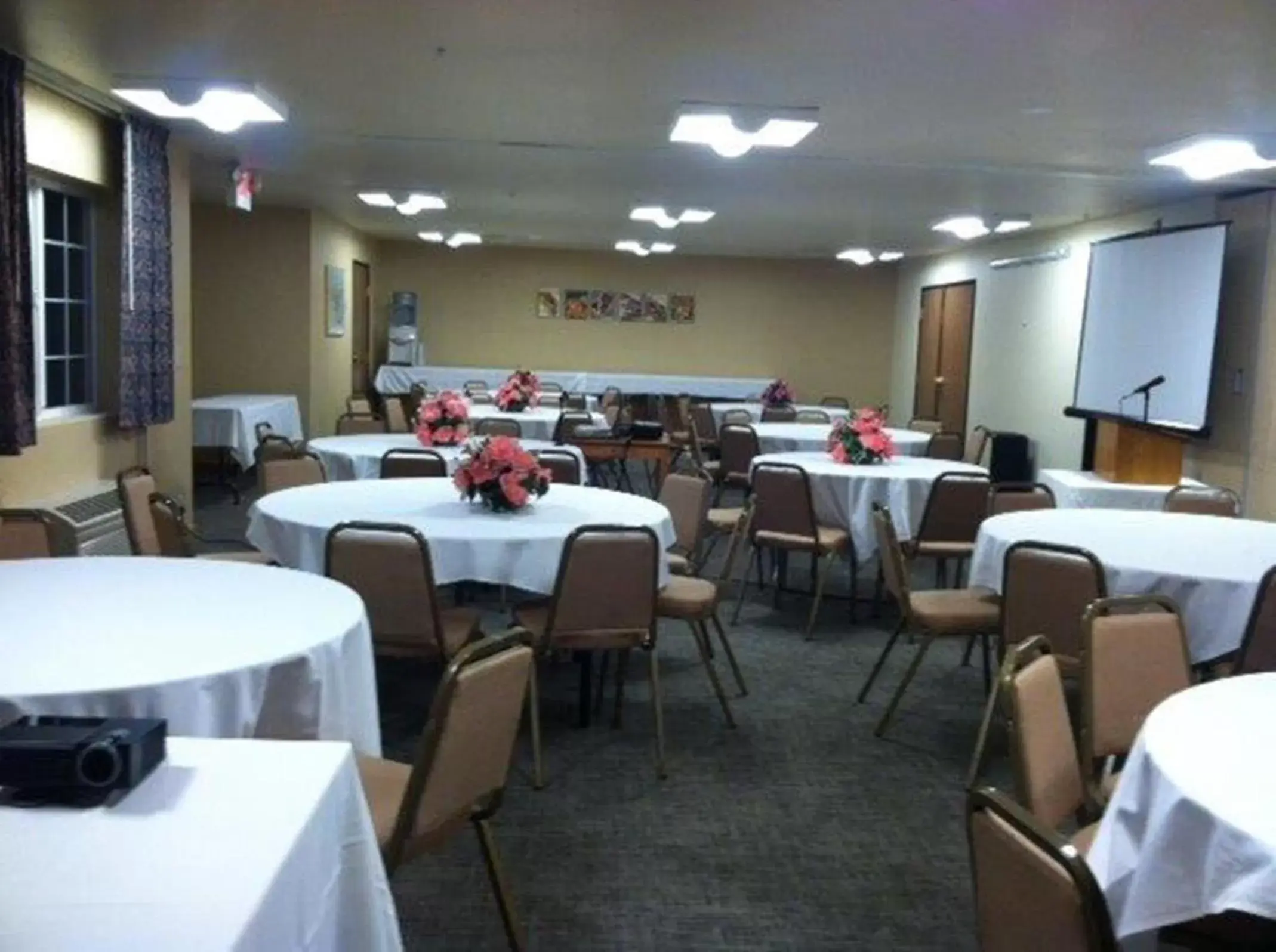 Banquet/Function facilities, Restaurant/Places to Eat in Coast Hilltop Inn