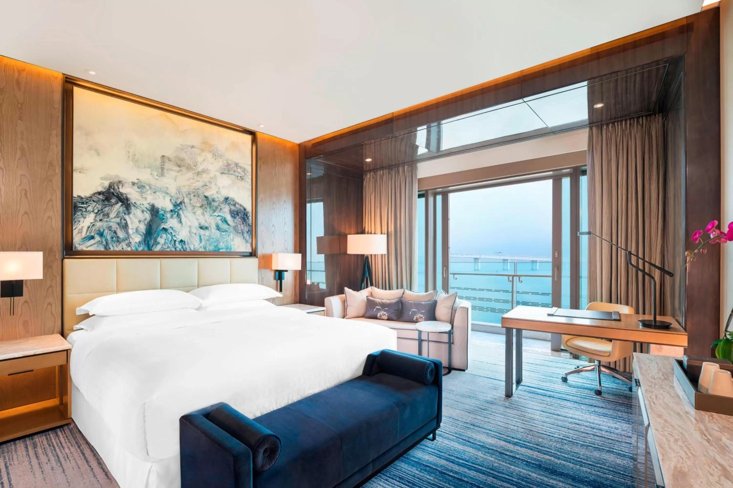 Photo of the whole room, Bed in Sheraton Zhuhai Hotel