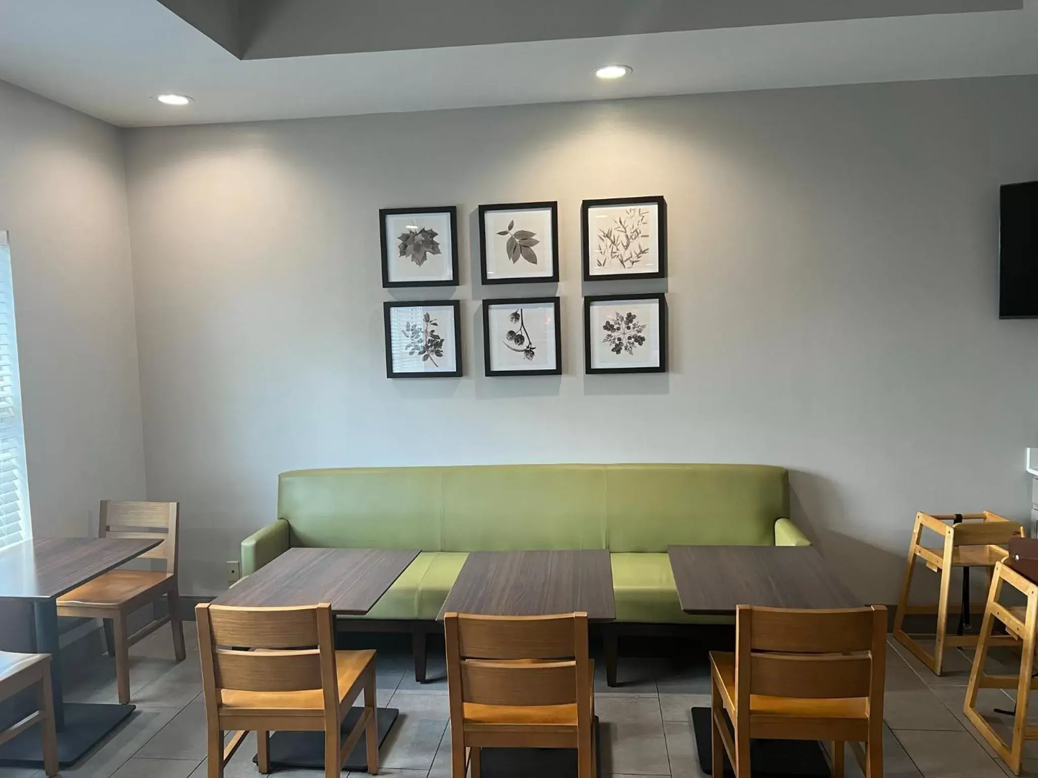 Breakfast, Seating Area in Country Inn & Suites by Radisson, Valdosta, GA - NEWLY RENOVATED