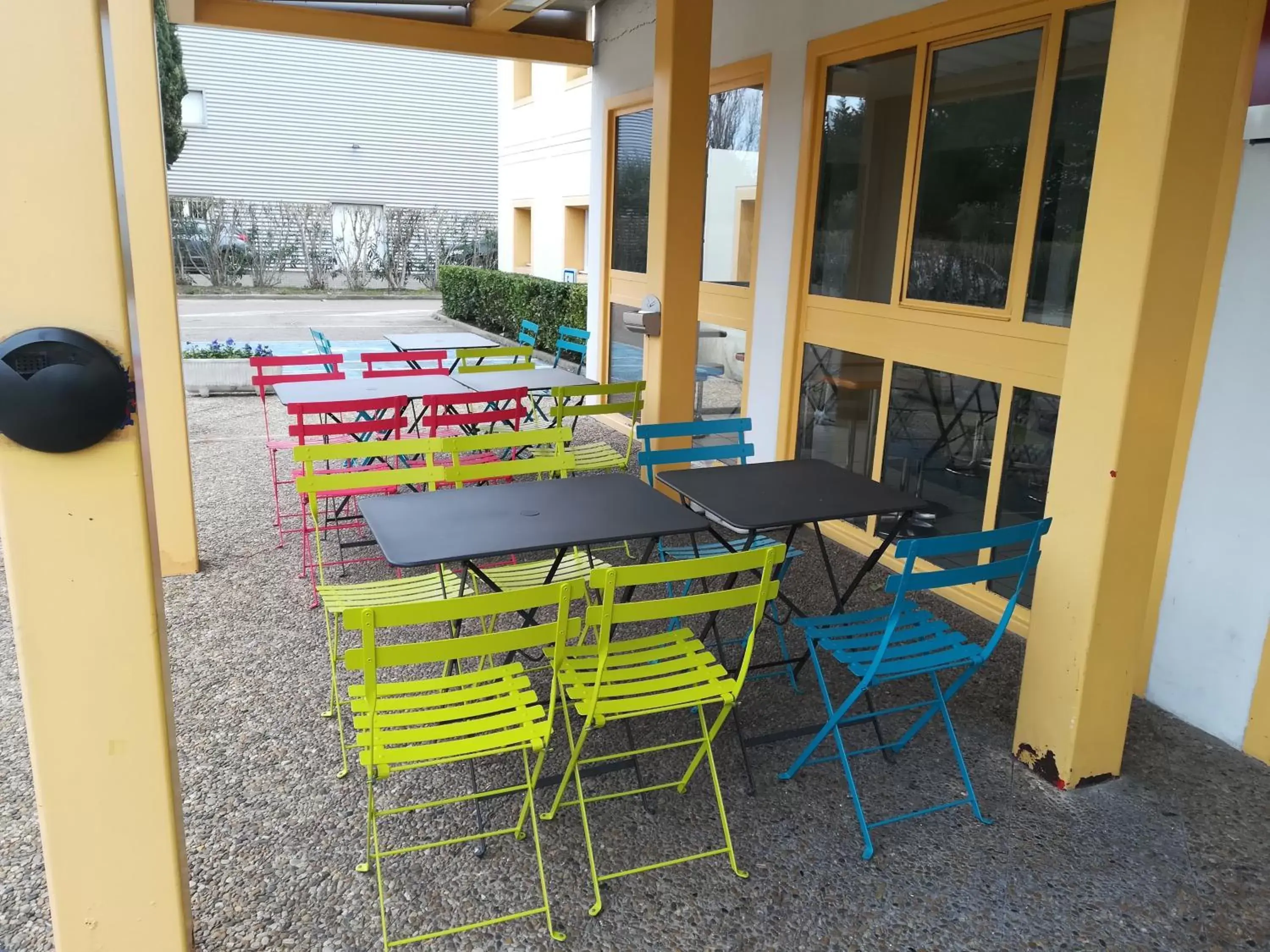 Patio in ibis budget Nimes Caissargues