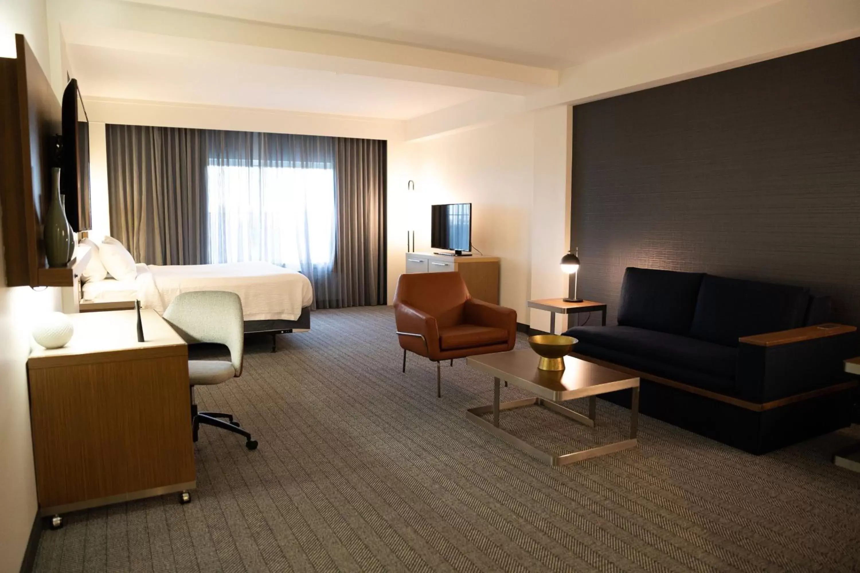 Photo of the whole room, Seating Area in Courtyard by Marriott Philadelphia Springfield