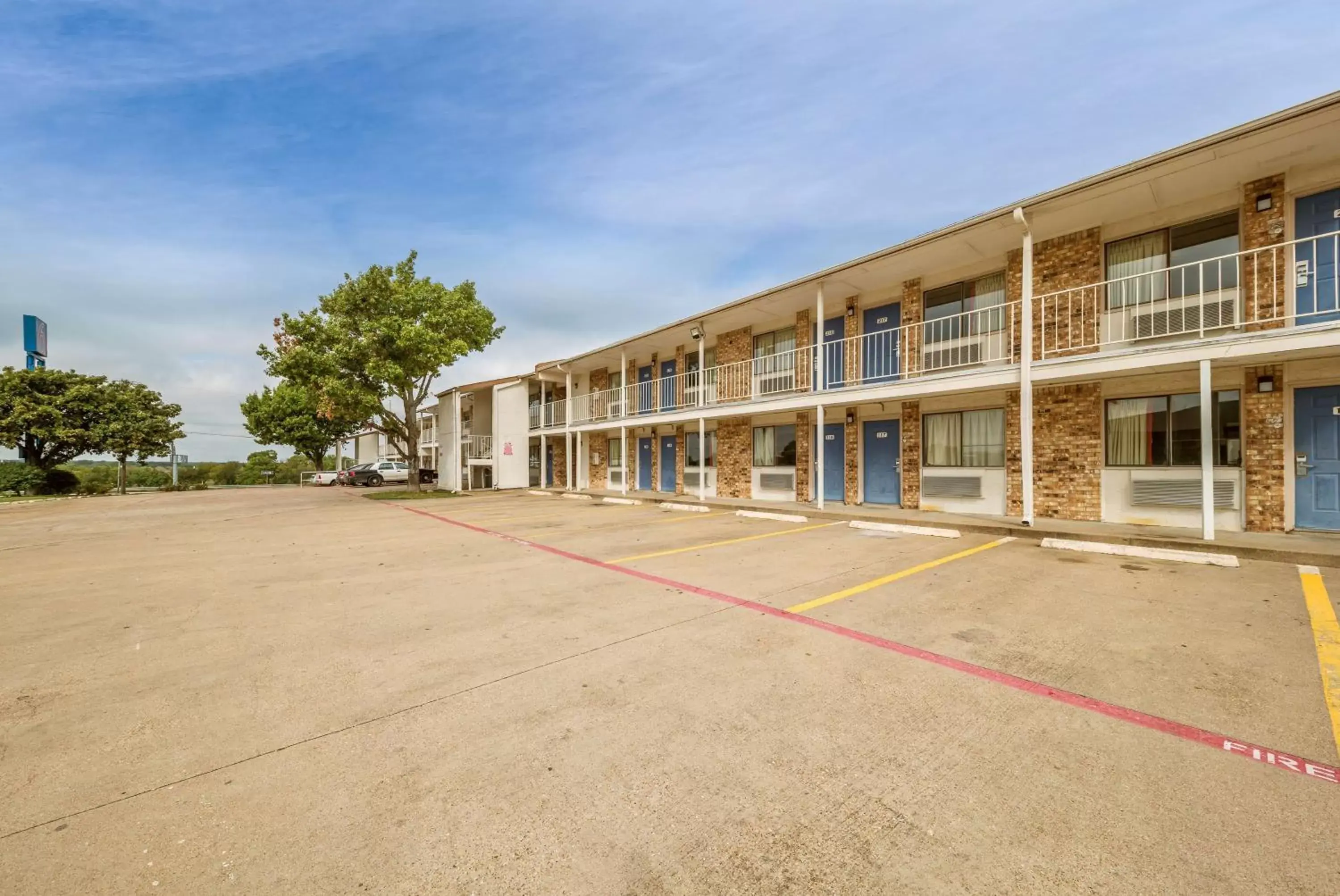 Property Building in Motel 6-Red Oak, TX - Dallas