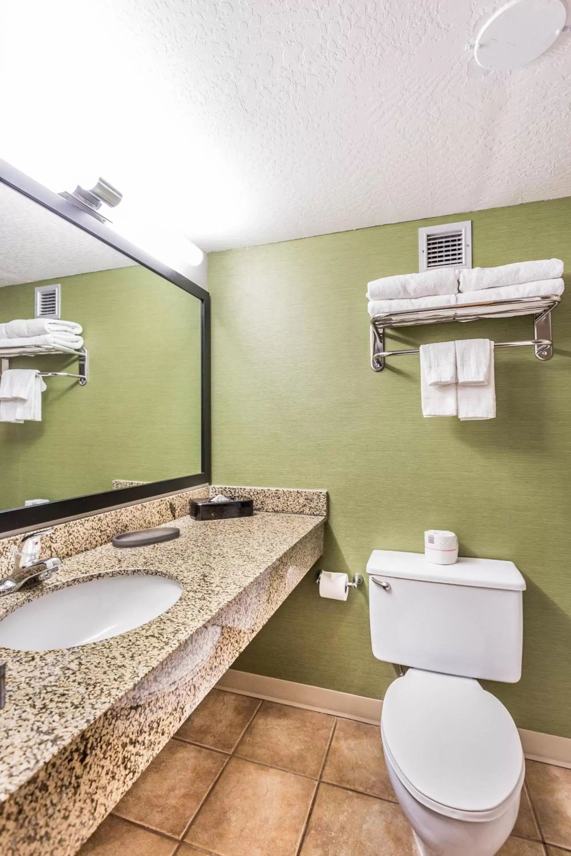 Bathroom in EverSpring Inn and Suites